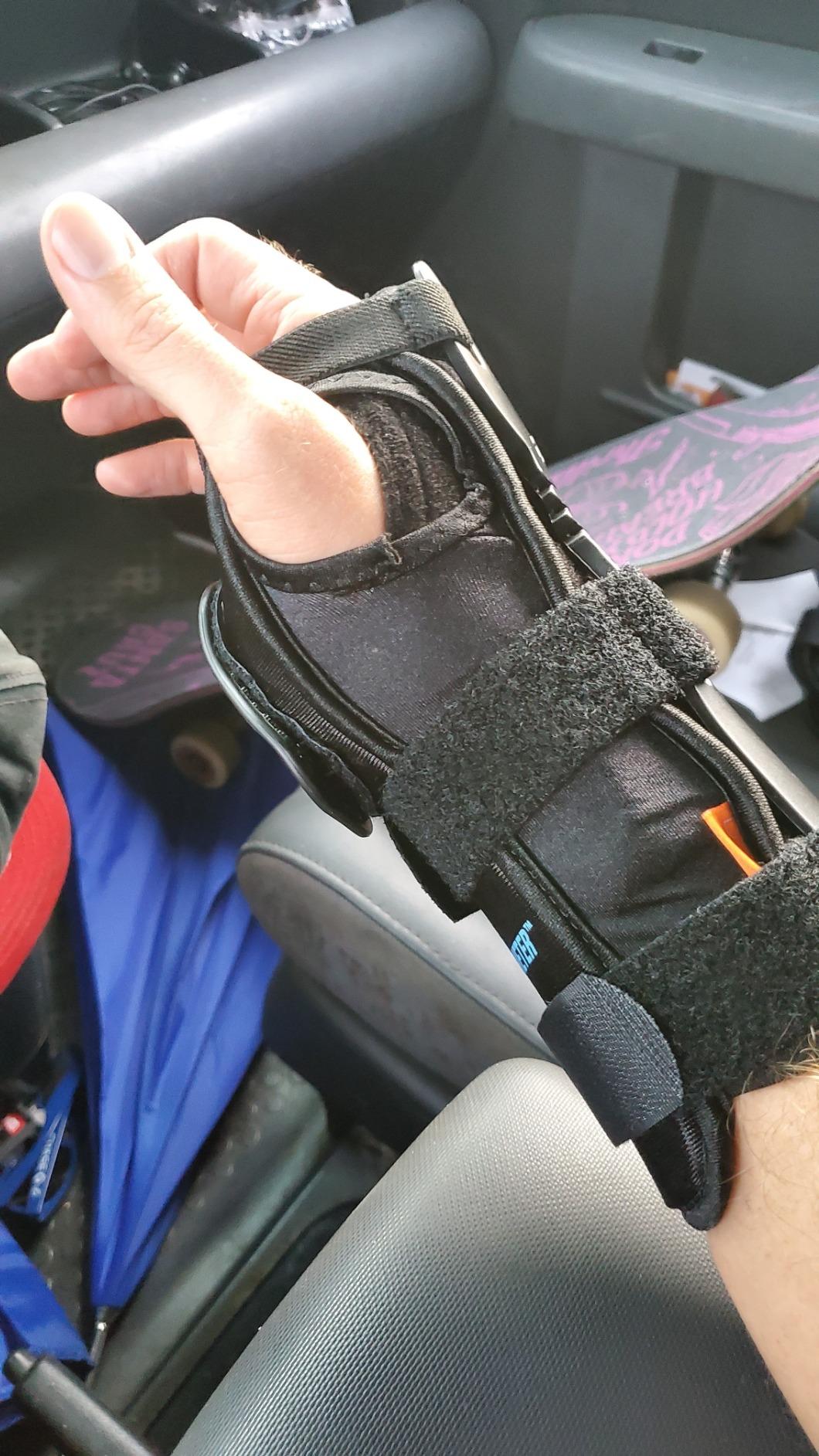 Demon United Flexmeter Double Sided Wrist Guards Integrated D3O Impact Technology (Medium) customer photo 2