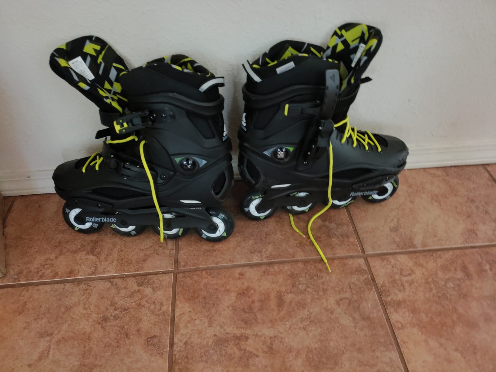 Rollerblade RB Cruiser Unisex Adult Fitness Inline Skate, Black/Neon Yellow, Urban Performance Inline Skates customer photo 1