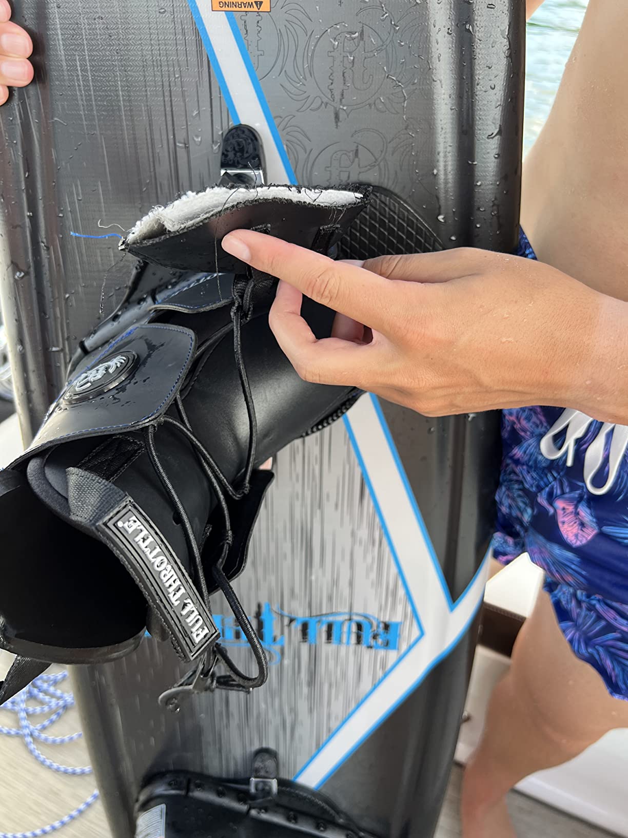 Full Throttle Aqua Extreme Wakeboard Kit (Black/Blue, 55.1 x 21.6-Inch/ 140cm x 42cm) customer photo 1