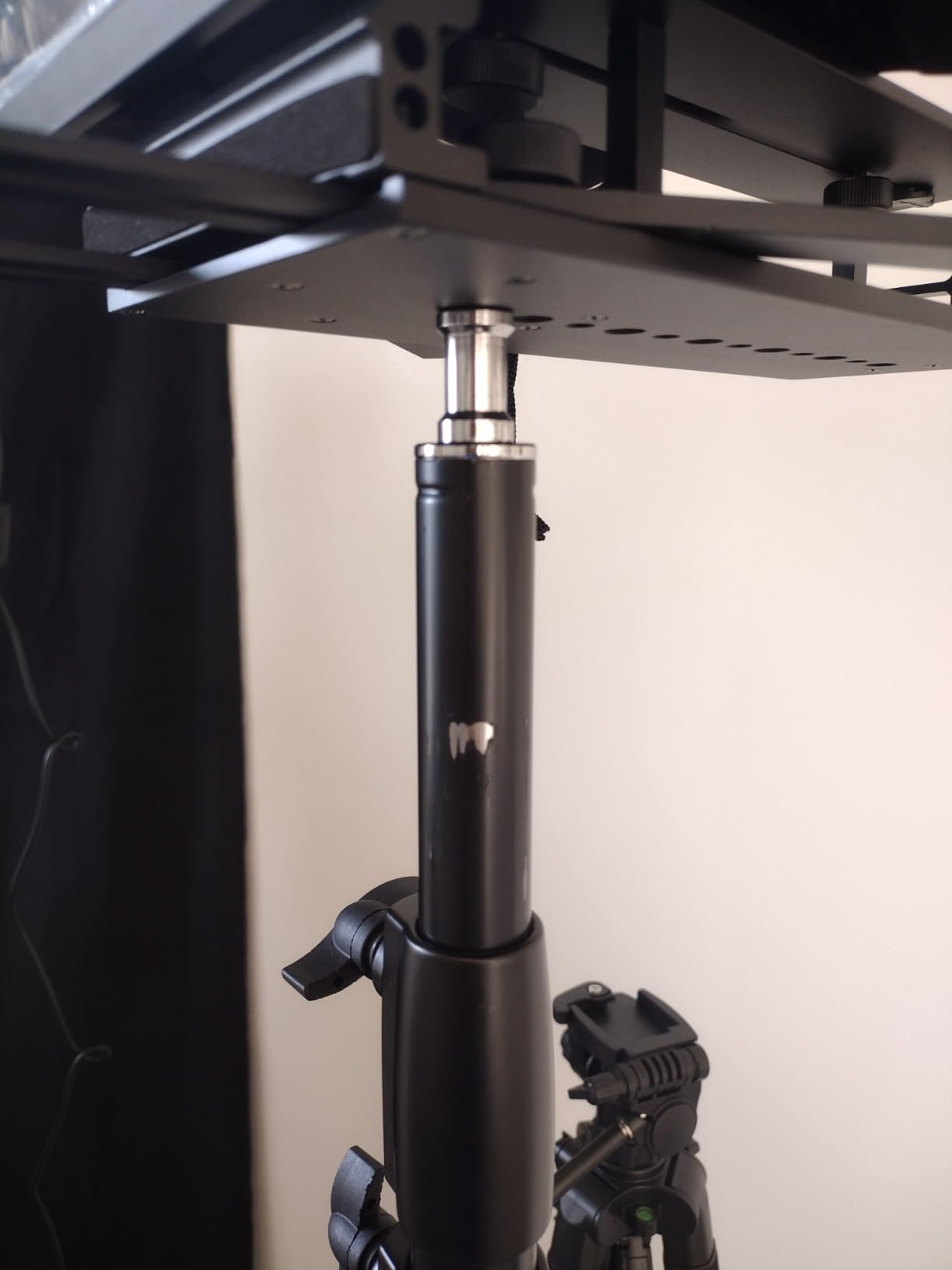 NEEWER Pro 9ft/260cm Spring Loaded Heavy Duty Light Stand customer photo 1
