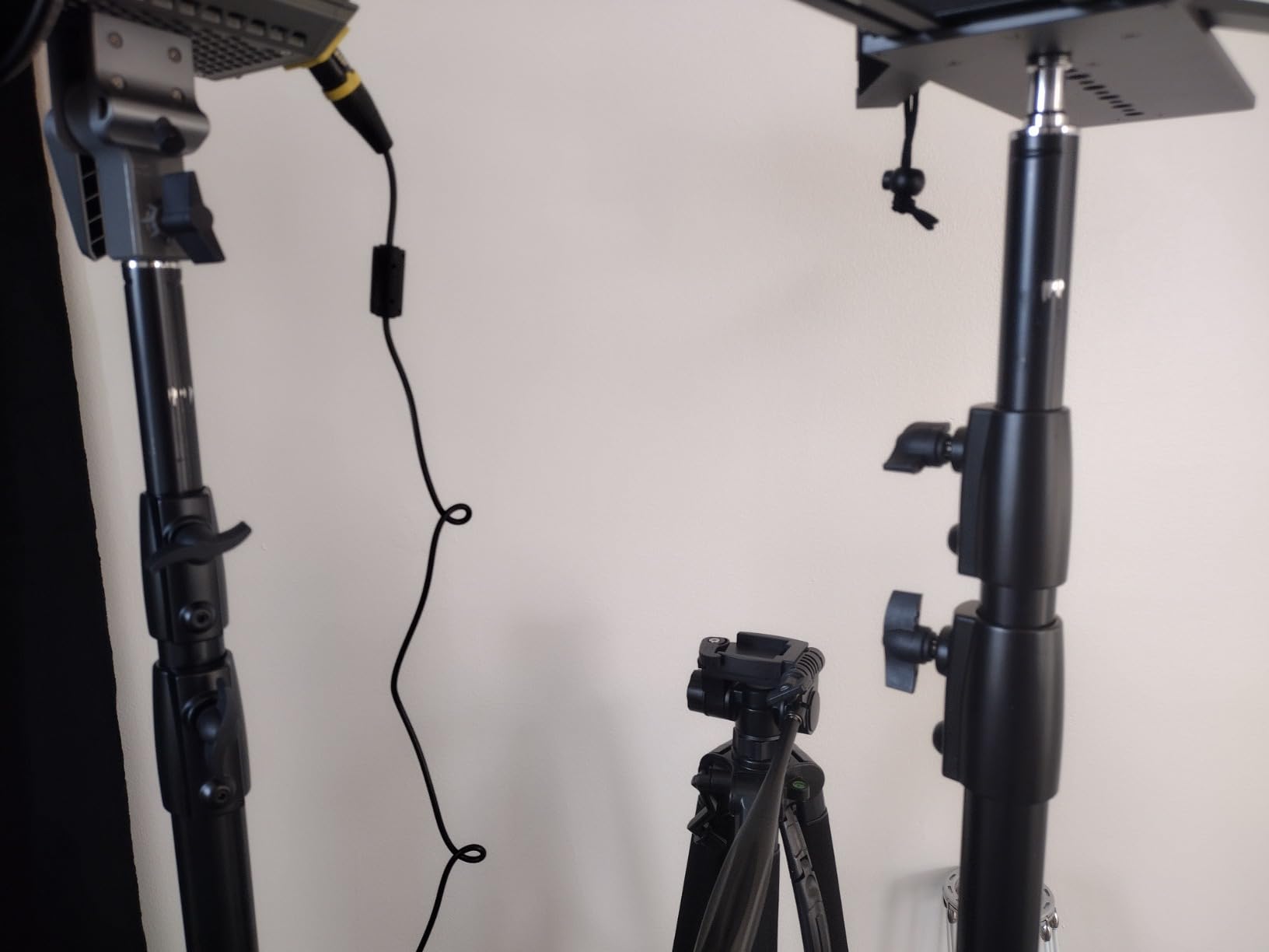 NEEWER Pro 9ft/260cm Spring Loaded Heavy Duty Light Stand customer photo 2