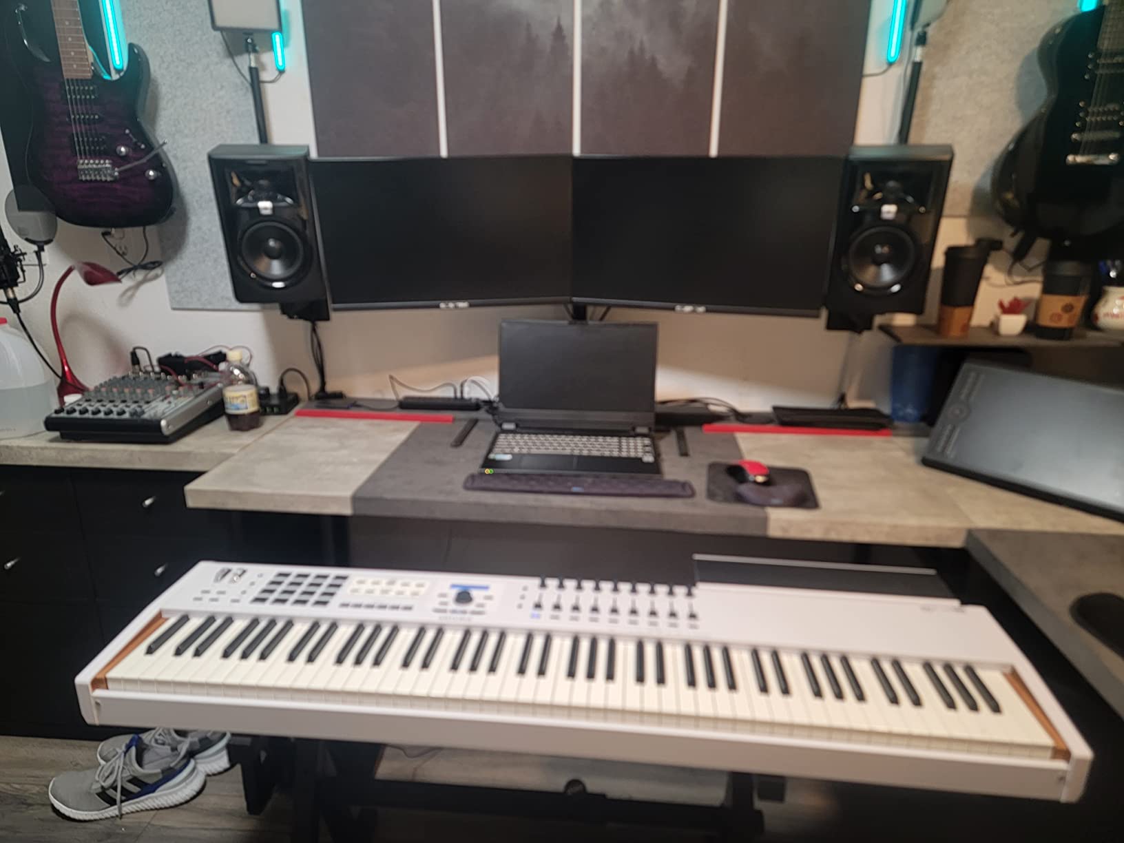 Arturia BeatStep Pro Controller and Sequencer — Aftertouch, Velocity Sensitive, With 2 Independent Melodic Sequencers, Drum Sequencer, 16 Drum Pads, MIDI/CV/Gate I/O and Music Production Software | Velocity Sensitive, With 2 Independent Melodic Sequencers, Drum Sequencer, 16 Drum Pads customer photo 2
