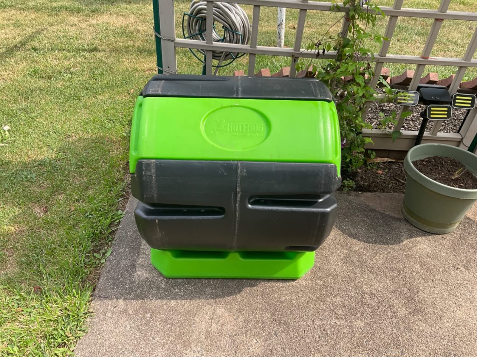 FCMP Outdoor HOTFROG Rolling Single Chamber Batch Tumbling Composter - Outdoor Rotating Garden Compost Bin (HF-RC4000WB) Black & Green (37-Gallon) customer photo 2