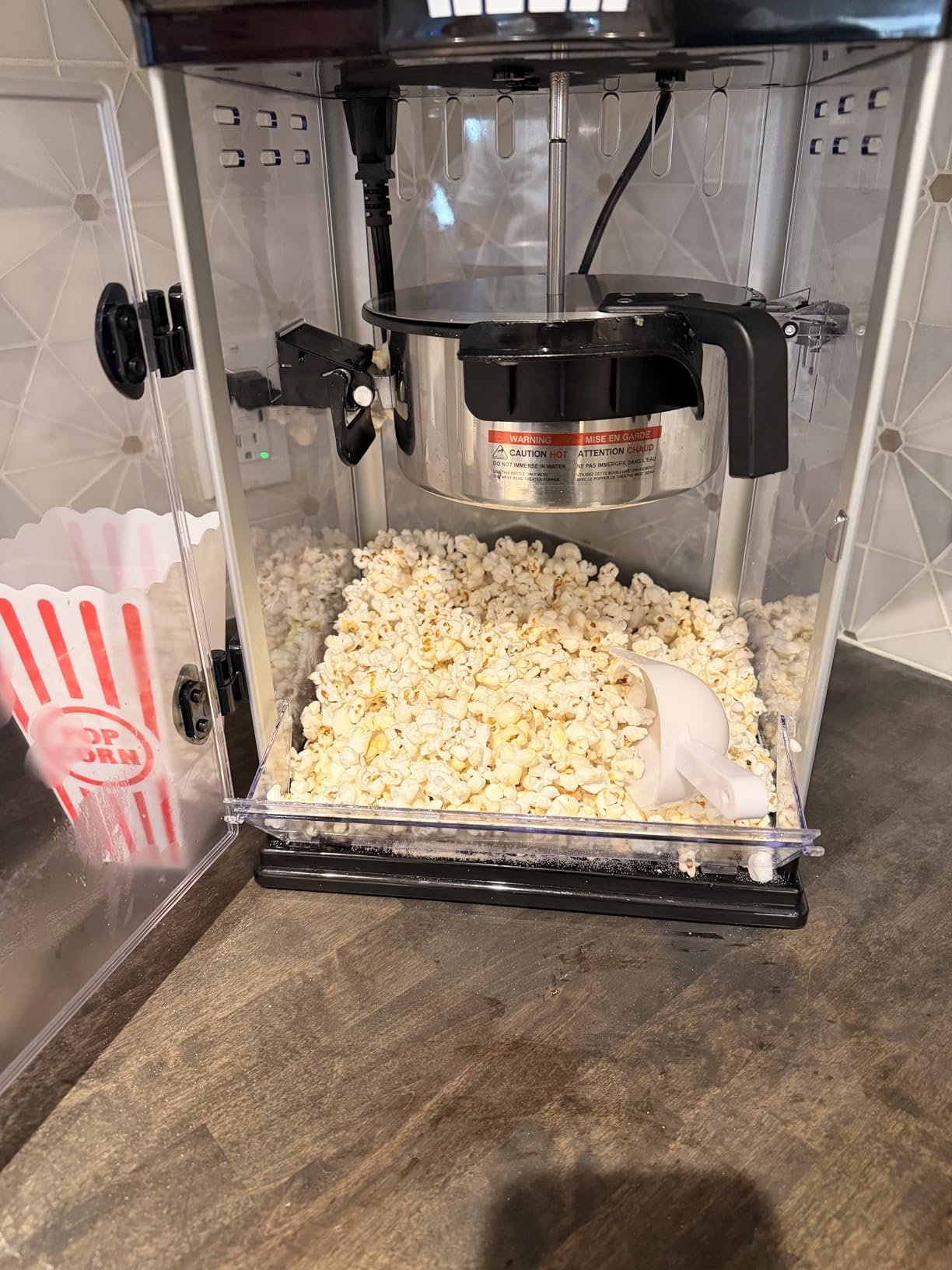 West Bend Stir Crazy Movie Theater Popcorn Popper, Gourmet Popcorn Maker Machine with Nonstick Popcorn Kettle, Measuring Tool and Popcorn Scoop for Popcorn Machine, 4-Qt., Red customer photo 1