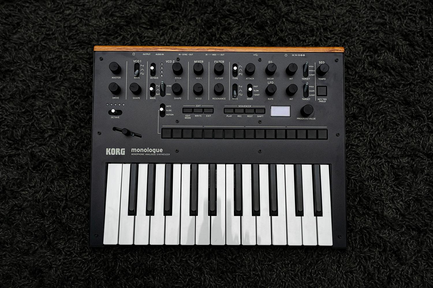 Korg monologue Monophonic Analog Synthesizer w/ 16-step Sequencer - Blue customer photo 1