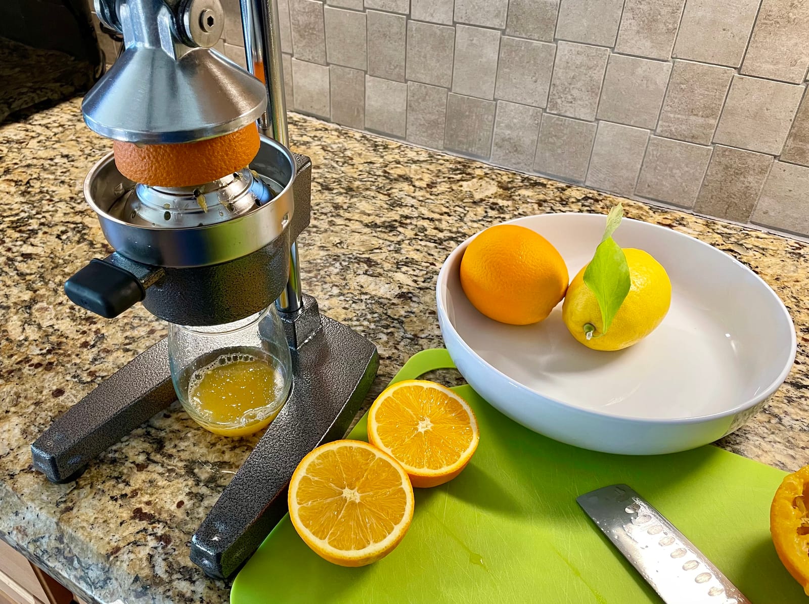 CO-Z Manual Citrus Juicer, Commercial Grade Cast Iron Orange Juicer, Professional Heavy Duty Juice Press with Removable Strainer, Manual Juice Extractor for Orange Lemon Pomegranate Citrus, Gray customer photo 1
