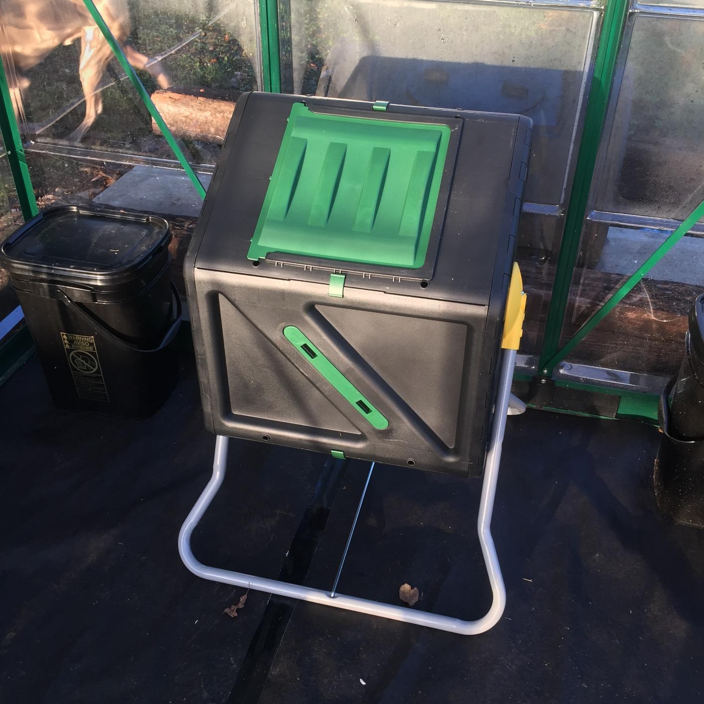 Miracle-Gro Large Dual Chamber Compost Tumbler, 55.4 Gallons – Easy-Turn, Fast-Working System – All-Season, Heavy-Duty, High Volume Composter with 2 Sliding Doors (2 x 27.7 gallons) customer photo 2