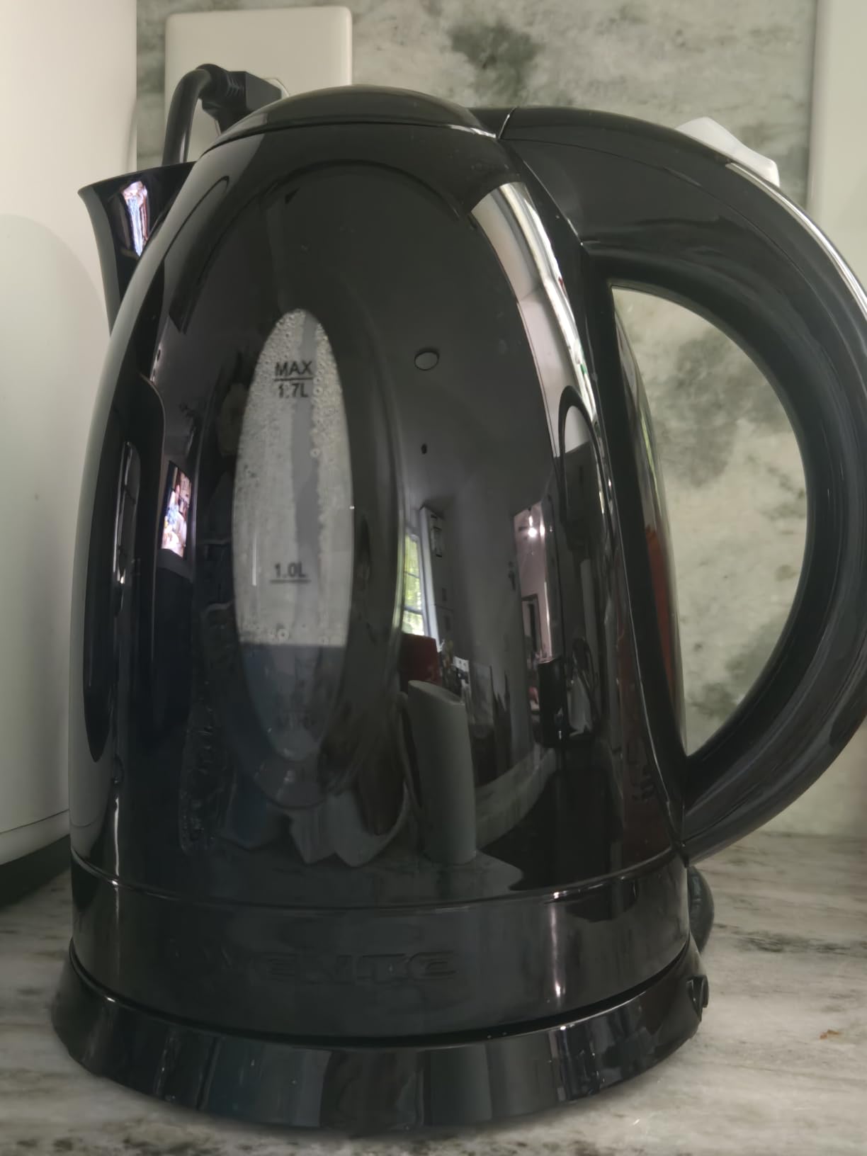 OVENTE 1.7L Electric Tea Kettle, 1100W BPA-Free Water Boiler, Black KP72B | Fast Boiling, Auto Shut-Off, Boil-Dry Protection, 360° Swivel Base, Cordless Serving, Clear-View Window and Removable Filter customer photo 1
