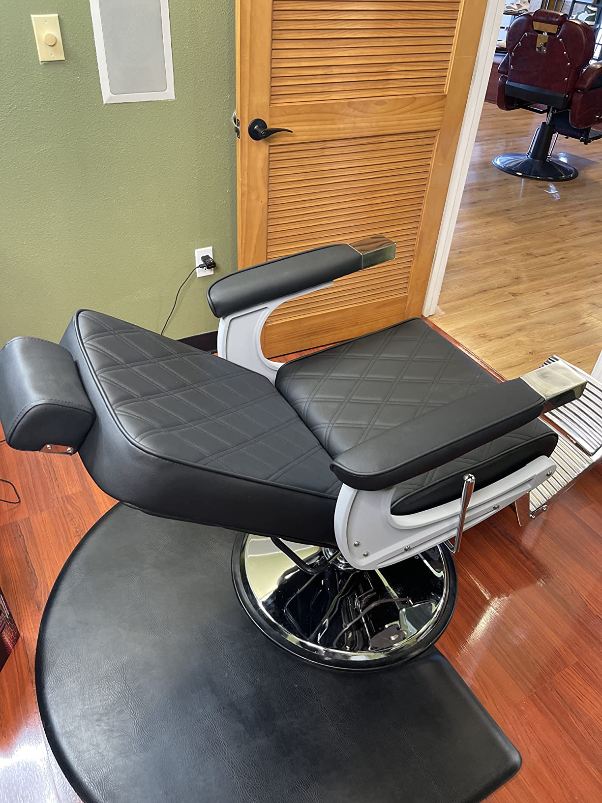 BarberPub Classic Heavy Duty Barber Chair for Hair Stylist, 3825(All Black) customer photo 2