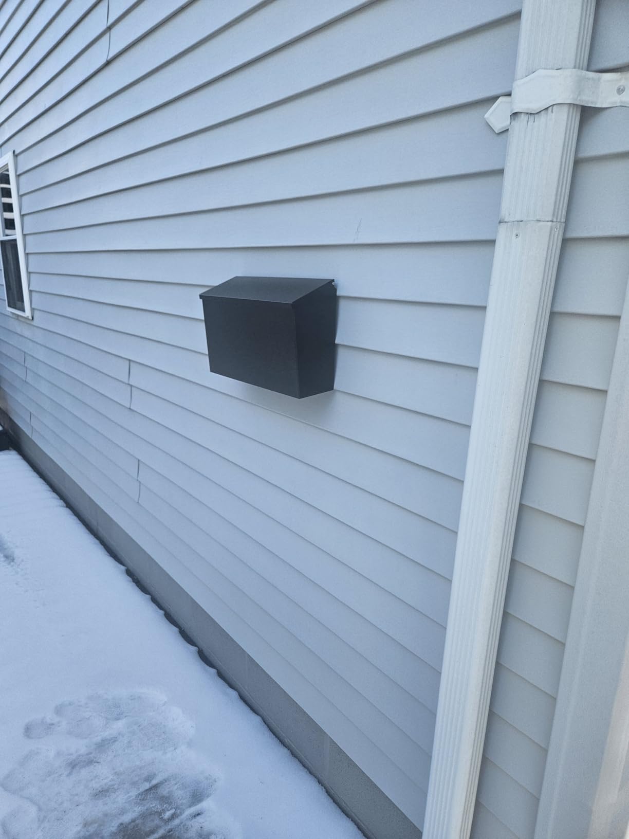 Locking Mailbox Wall Mount for Outside– Jssmst Mailboxes with Key Lock for Front Door Fence, Large Capacity Letter Box, 14.3 x 4.1 x 11.8 Inch, Black, SM-HPB911BN customer photo 1