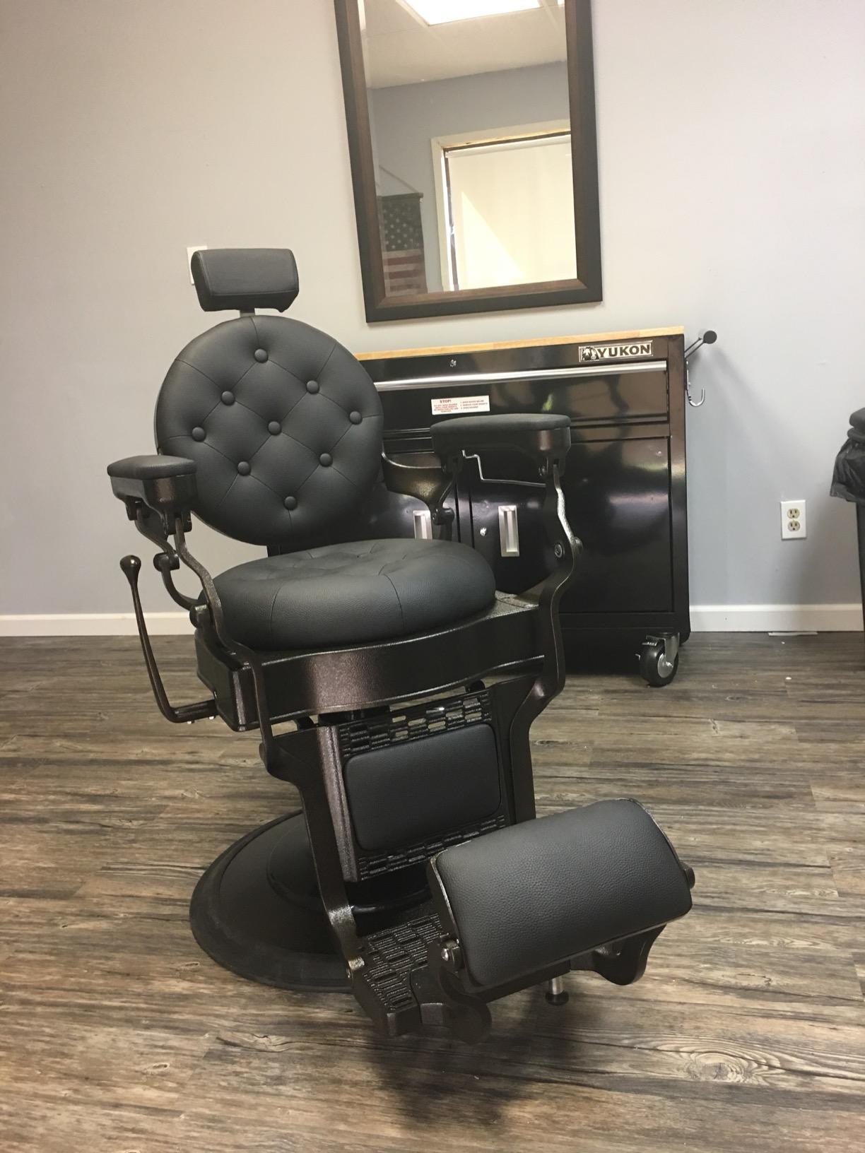 BarberPub Vintage Barber Chair Recline 2947 (Black with Grey Frame) customer photo 2
