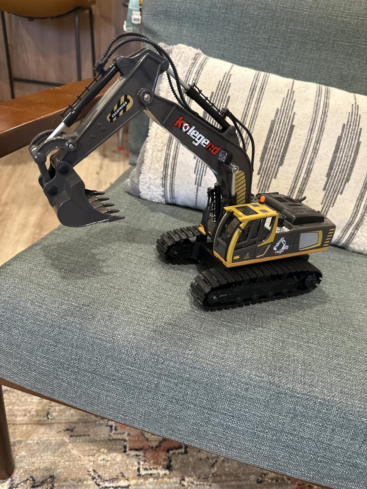 kolegend 1:18 Scale RC Excavator Toy with Metal Shovel, 11 Channels Remote Control Construction Truck, Real Digging on Dirt & Sand 2 Rechargeable Batteries Gift for Boys Girls Kids 6-12 Years Old customer photo 2