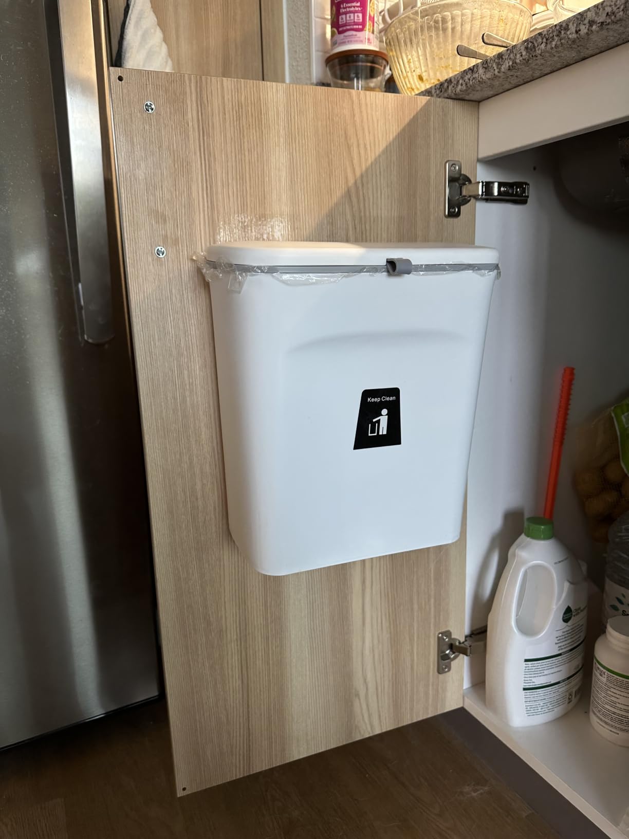 Tiyafuro 2.4 Gallon Kitchen Compost Bin for Counter Top or Under Sink, Hanging Small Trash Can with Lid for Cupboard/Bathroom/Bedroom/Office/Camping, Mountable Indoor Compost Bucket, Gray customer photo 2