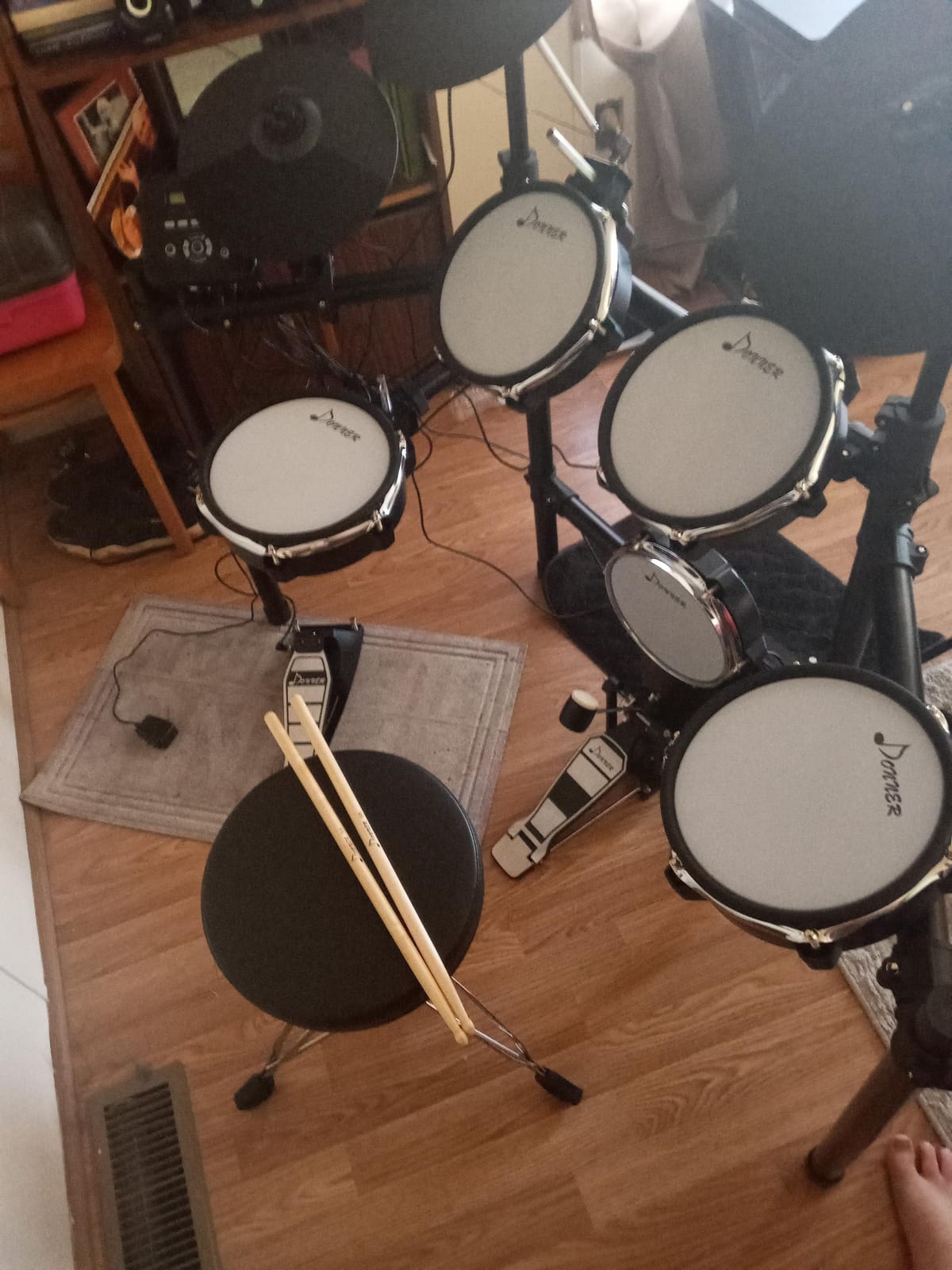 Donner DED-200 Electric Drum Sets with Quiet Mesh Drum Pads, 2 Cymbals w/Choke, 31 Kits and 450+ Sounds, Throne, Headphones, Sticks, USB MIDI, Melodics Lessons (5 Pads, 3 Cymbals) customer photo 1