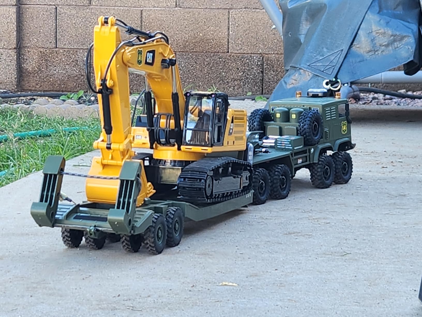 Diecast Masters RC Truck CAT 336 Excavator | Fully Functional Radio Control 1:24 Scale Model Remote Truck, Caterpillar Trucks Yellow 25001 customer photo 2