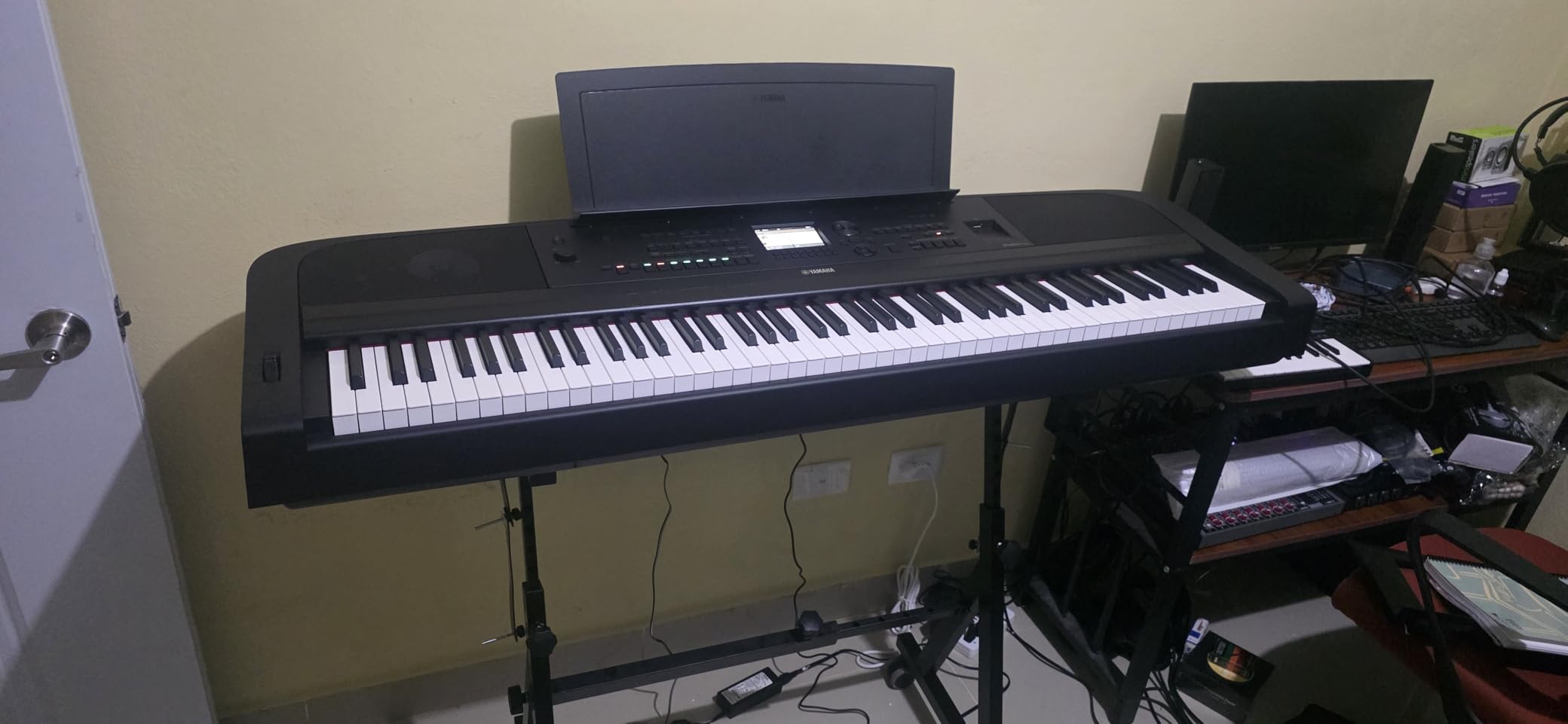 Yamaha DGX-670B 88-Key Weighted Digital Piano, Black customer photo 2