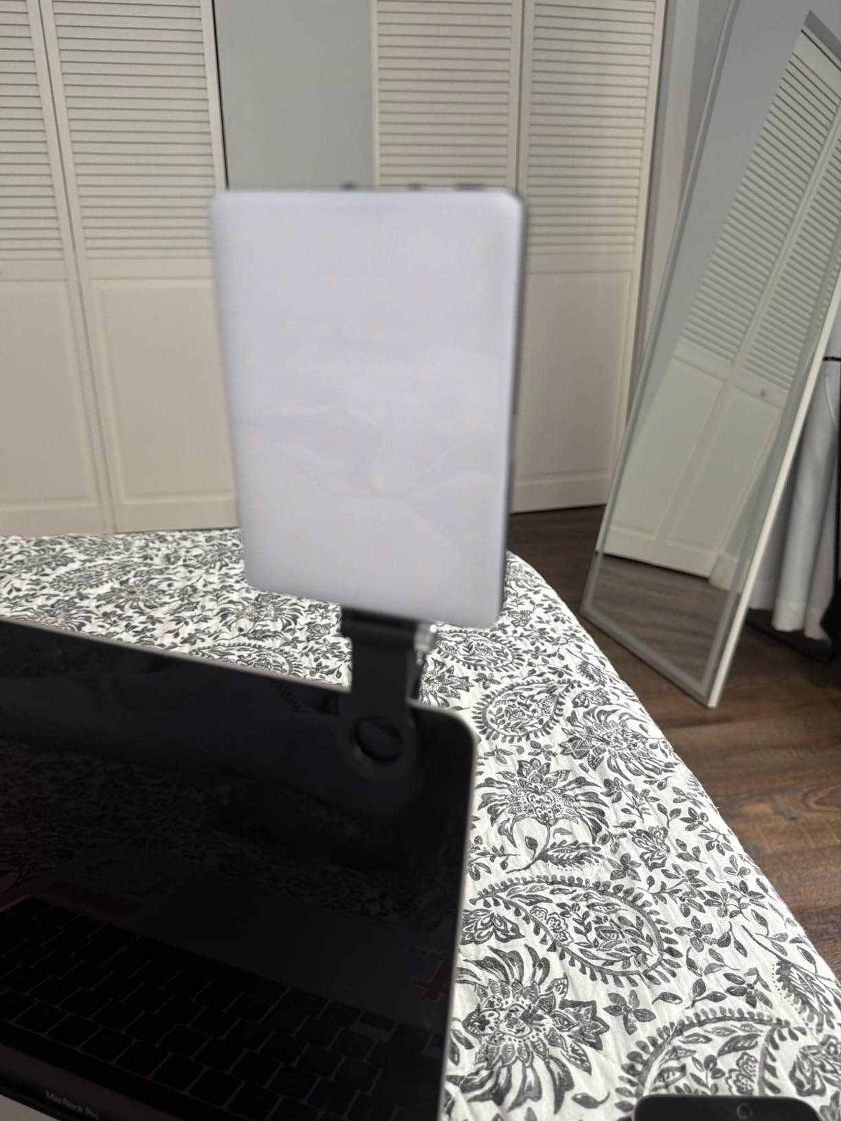 NEEWER Basics NL-60AI Selfie Light for Phone with Front & Back Clip, 60 LED 2000mAh Rechargeable CRI95+, 3 Modes, Portable Clip on Fill Lighting for Tablet Computer Laptop Zoom Call TikTok Video customer photo 1