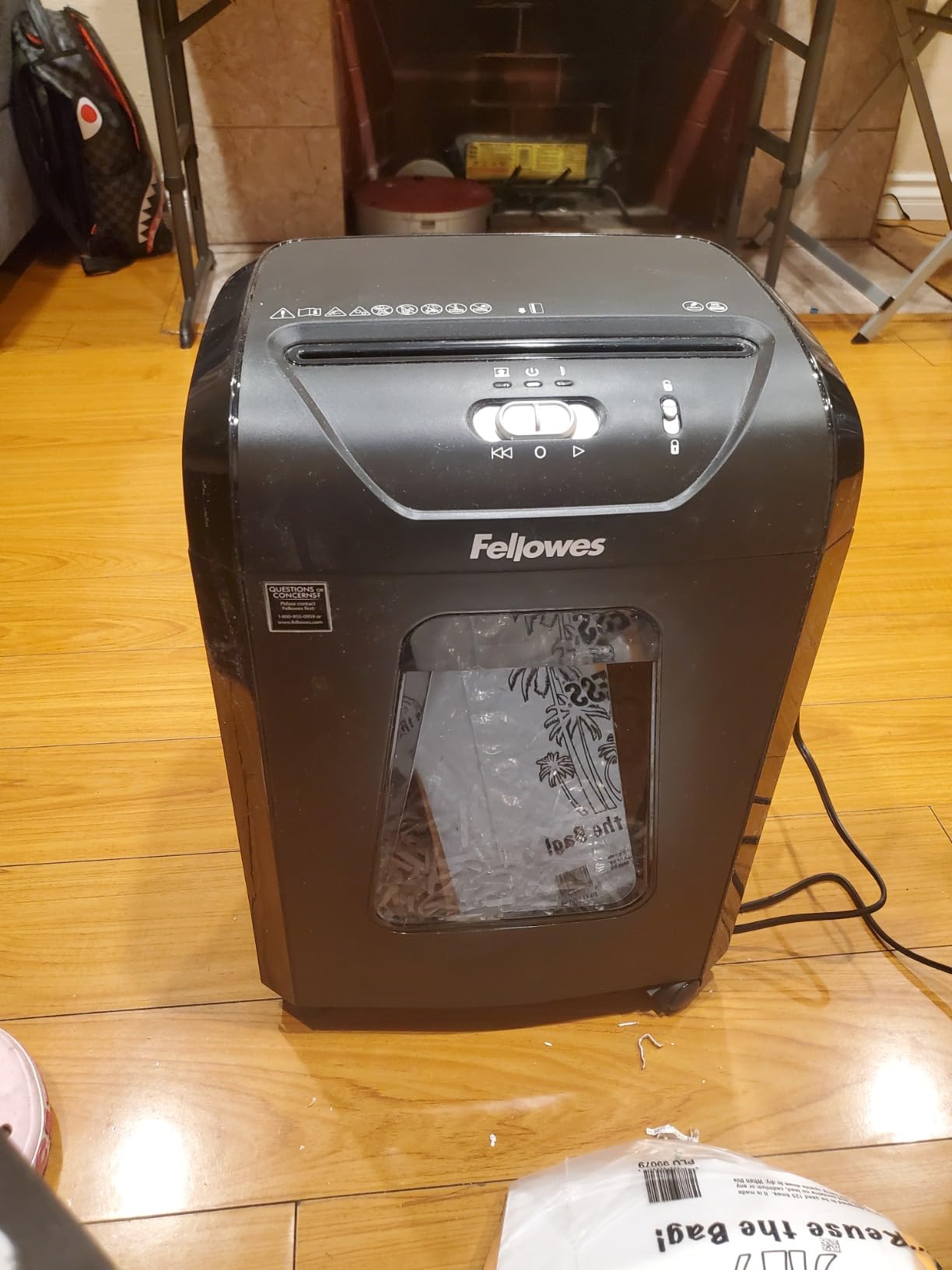 Fellowes 14C10 14-Sheet Cross-Cut Home Office Paper Shredder customer photo 2