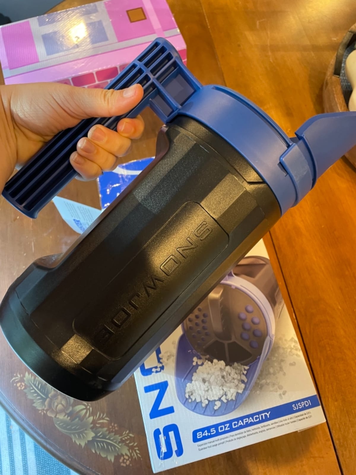 Snow Joe Salt Spreader Handheld - Ice Melt Spreader with 5 lb Capacity, Adjustable Dial Flow Control for Grass Seed, Fertilizer & More, SJSPD1 customer photo 2
