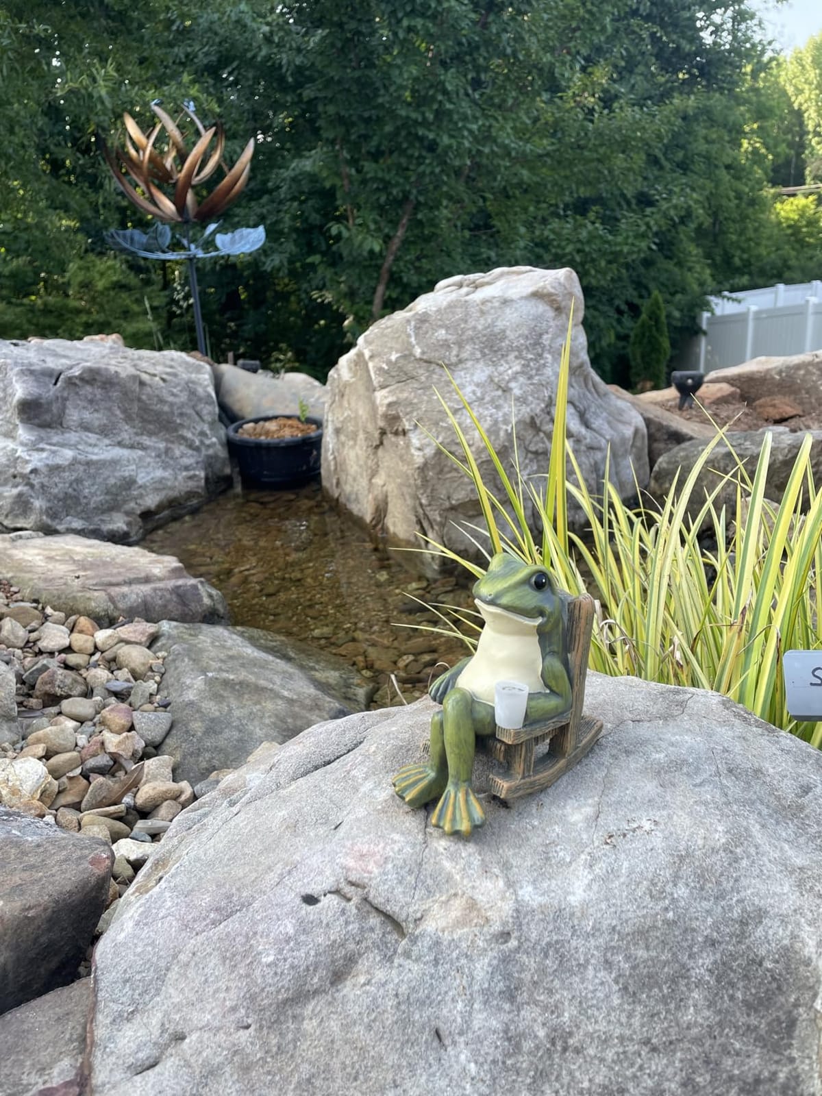 FOXMIS Miniature Frog Garden Statue Mom Dad Gifts Home Decorations Fairy Garden Accessories Outdoor Lights Solar Garden Frog Decor Art Housewarming Gift for Patio,Yard,Lawn Ornament,3.89
