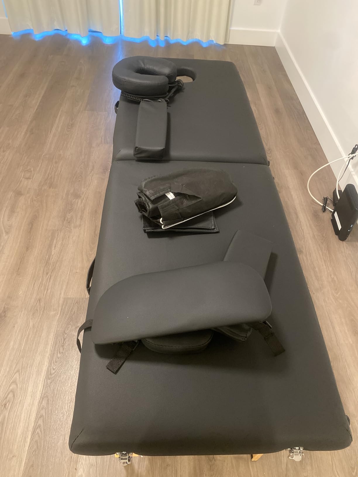 Portable Massage Table, Lightweight Wood Frame with Carry Handle, Black customer photo 1