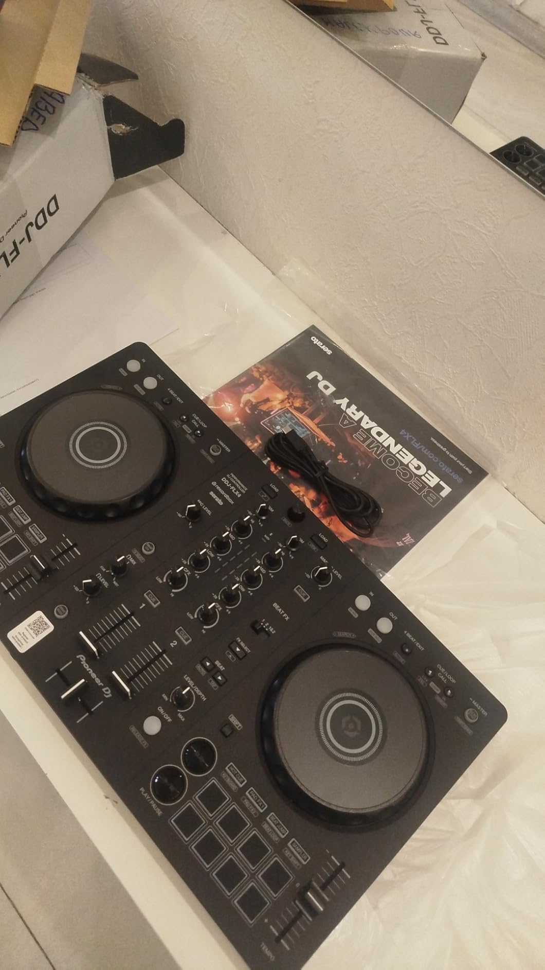Pioneer DJ DDJ-FLX4 2-Channel DJ Controller, 16 Pads, Graphite customer photo 1