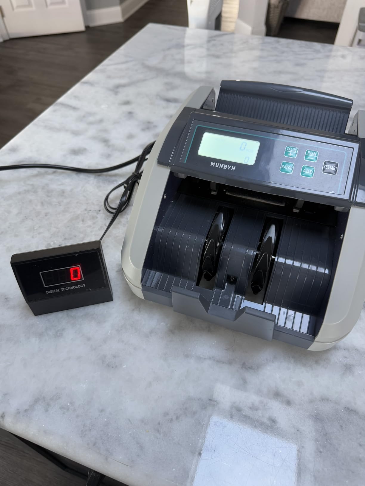 MUNBYN IMC51 Money Counter Machine Count Value, Add+Batch/Add+ Value Mode Bill Counter, UV/MG/IR/MT Detection, USD only Cash Counter,1100 Bills/min, Money Counting Machine with LCD Display (Black) customer photo 2