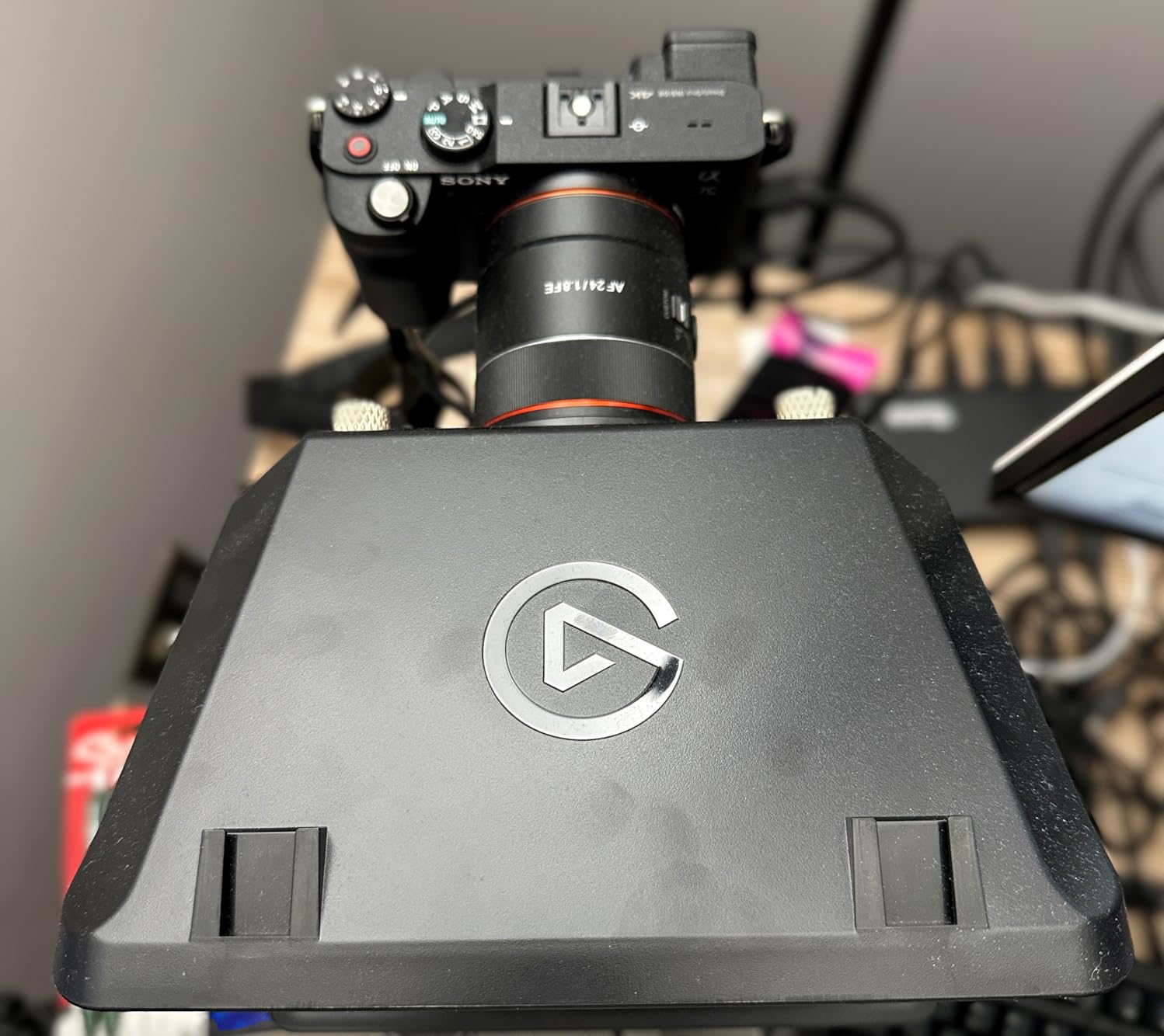 Elgato Prompter, Teleprompter with Built-in Screen | Drag-and-drop display, Supports DSLR, webcam, smartphone, Read chat or scripts, Works with Mac, PC, Stream Deck customer photo 2