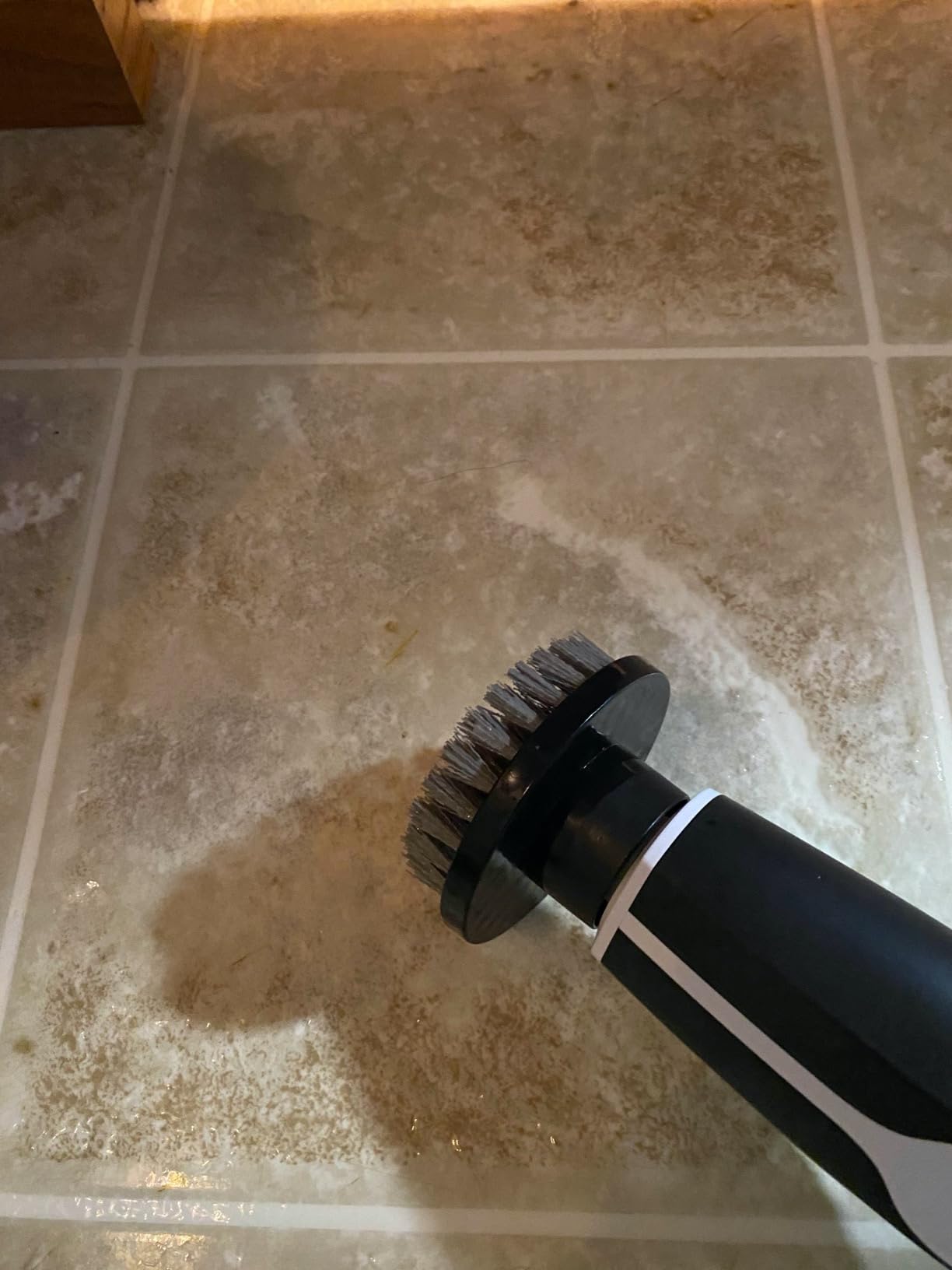 Leebein Electric Spin Scrubber, Shower Scrubber with 4 Adjustable Angles and 8 Brush Heads, Electric Scrubber with Long Handle & Remote Controller, Cleaning Brush for Bathroom, Tub, Floor (Black) customer photo 2