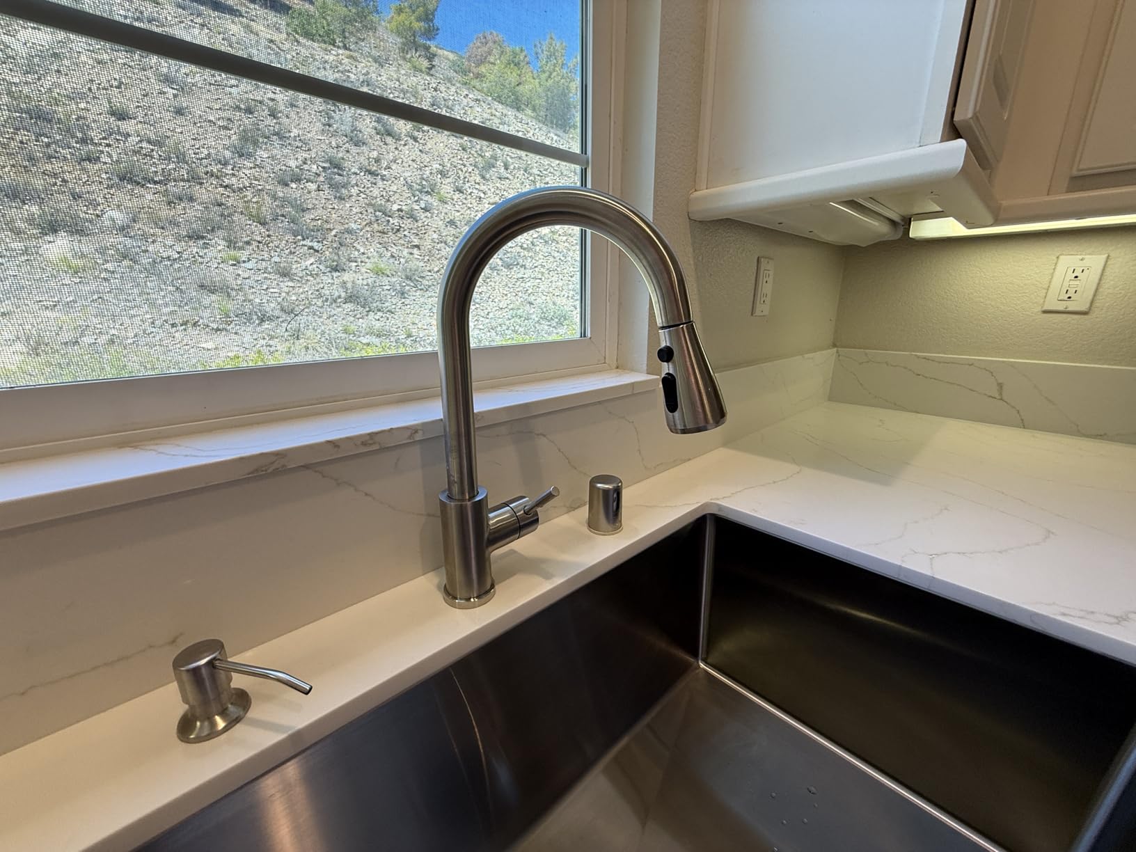 Hiqufet Touchless Kitchen Faucet, Pull Down Sprayer, Brushed Nickel customer photo 2