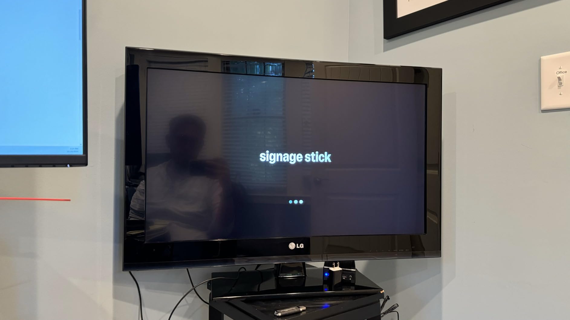 Amazon Signage Stick – Professional Digital Signage 4K Media Player – Designed for Businesses of All Sizes, Easy Setup with free Mobile App, and CMS Compatibility customer photo 1