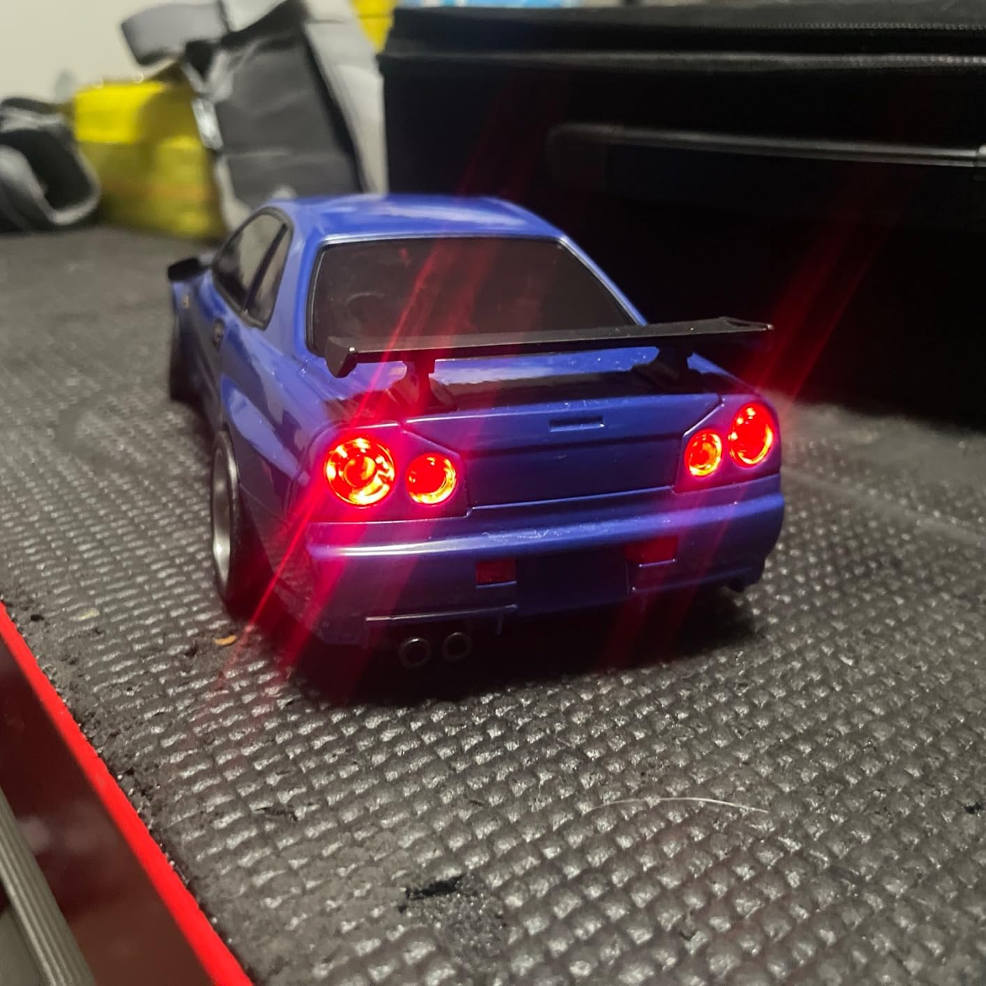 FLYCOLOR LD1899 1/18 RC Drift Car GTR R34 2.4GHz RWD with Gyroscope on-Road Alloy Body Shell Racing Cars Radio Control (Blue) customer photo 1