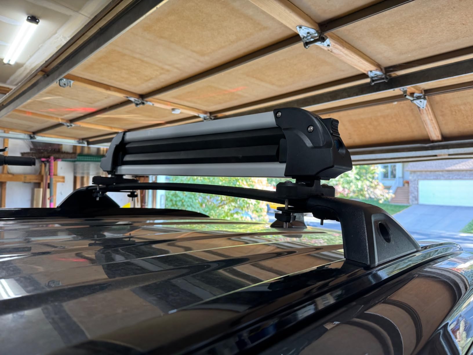 VEVOR Universal Car Roof Rack - Fit Most Crossbars, Carry up to 6 Pairs of Skis or 4 Snowboards, Aluminum Snowboard Ski Rack with Lock & Rubber Padding customer photo 2