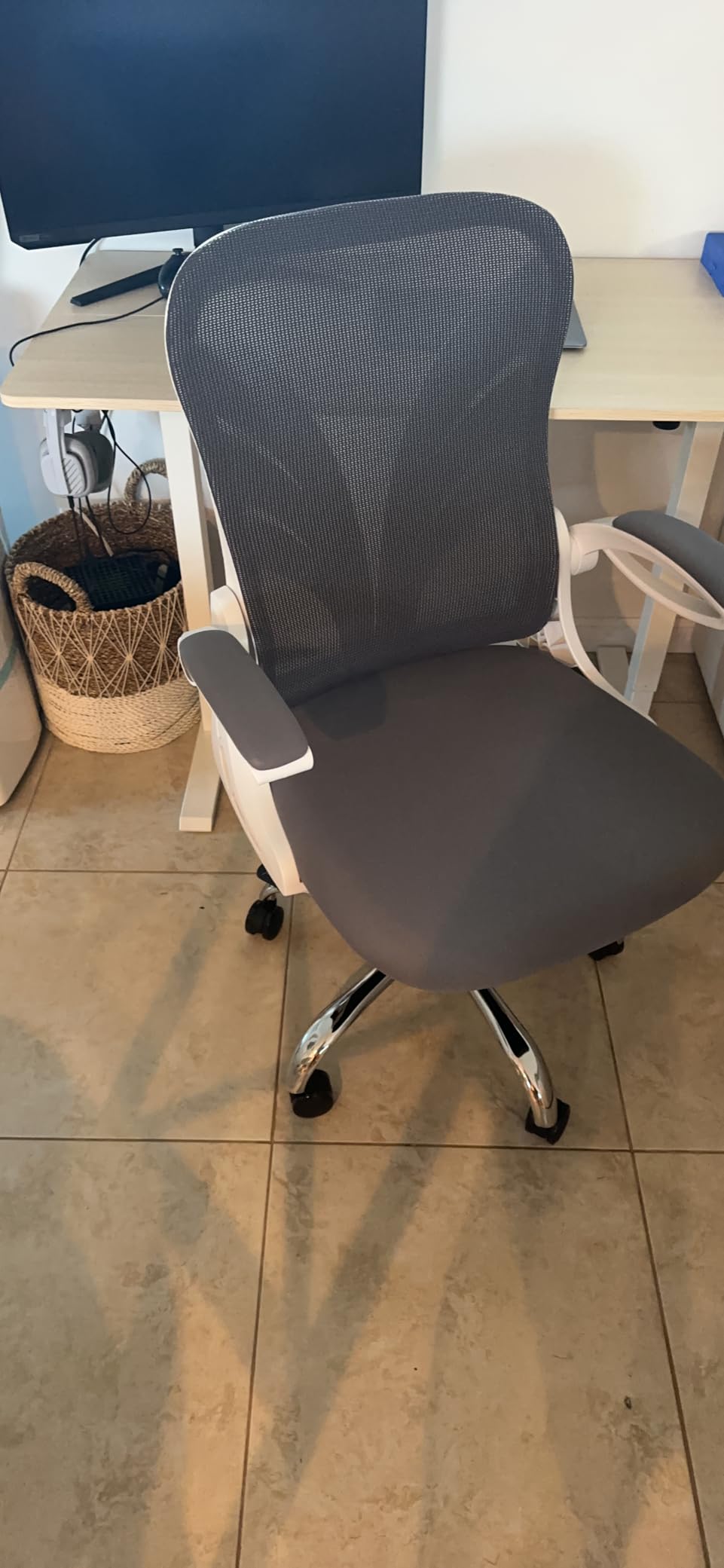 HOLLUDLE Ergonomic Mesh Office Chair, V Back Desk Chair with 2D Headrest customer photo 1