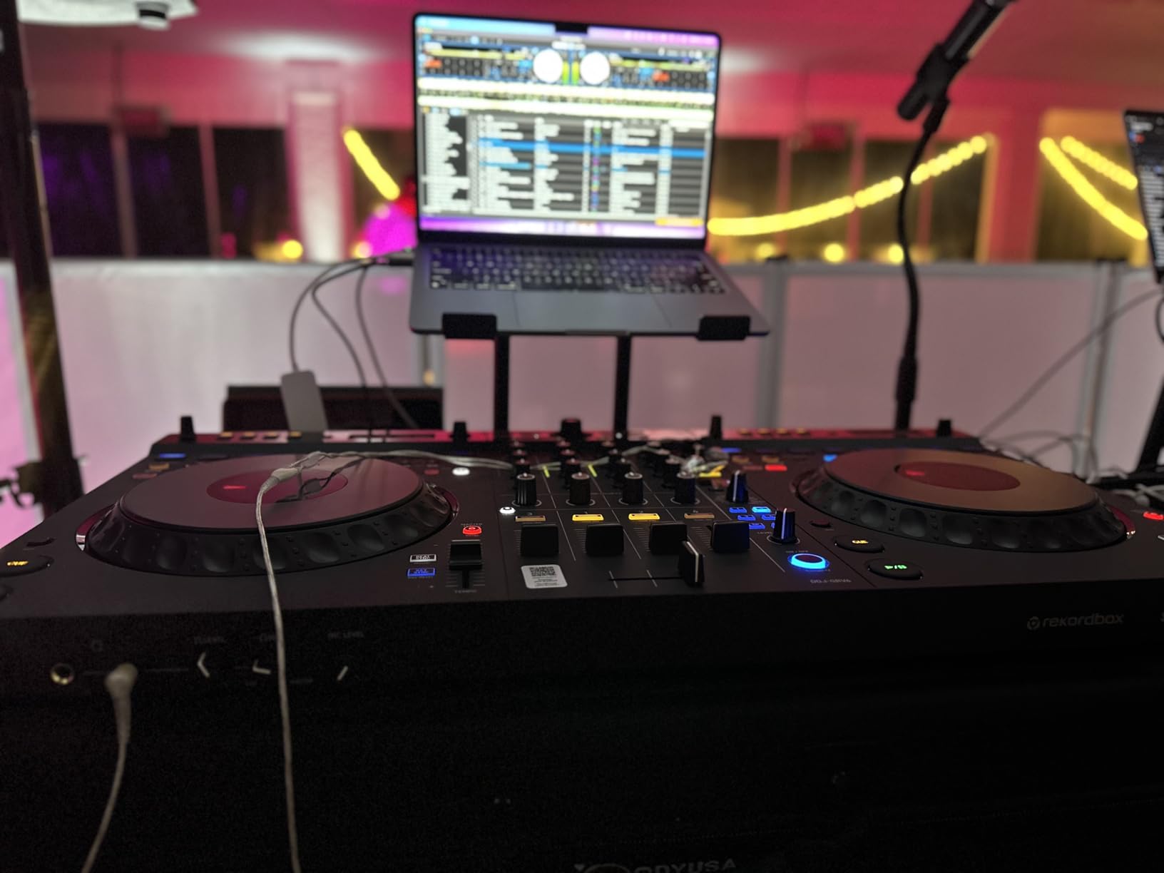 AlphaTheta DDJ-GRV6 4-Channel DJ Controller, Groove Circuit, Black customer photo 2