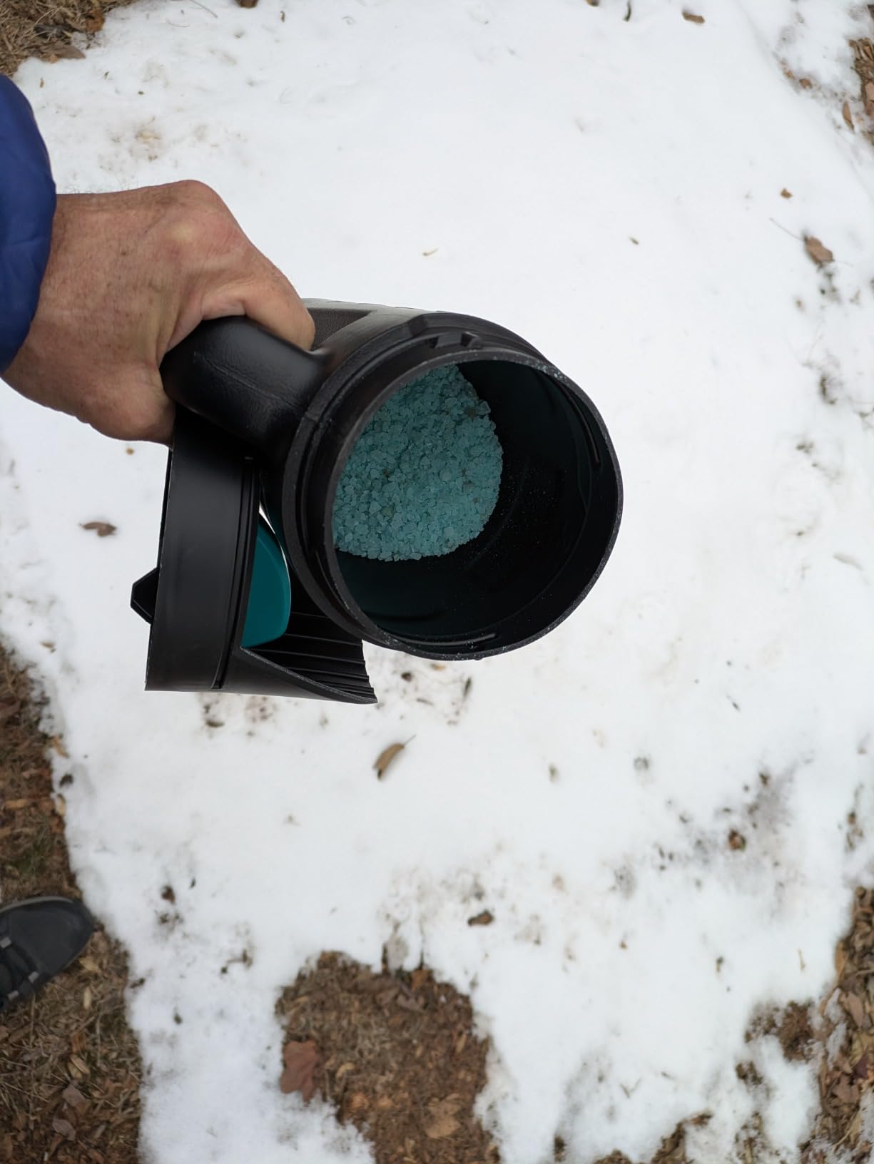 AquaDoc Handheld Salt Spreader for Snow Melt, Fertilizer, Lawns - 2.5L customer photo 1