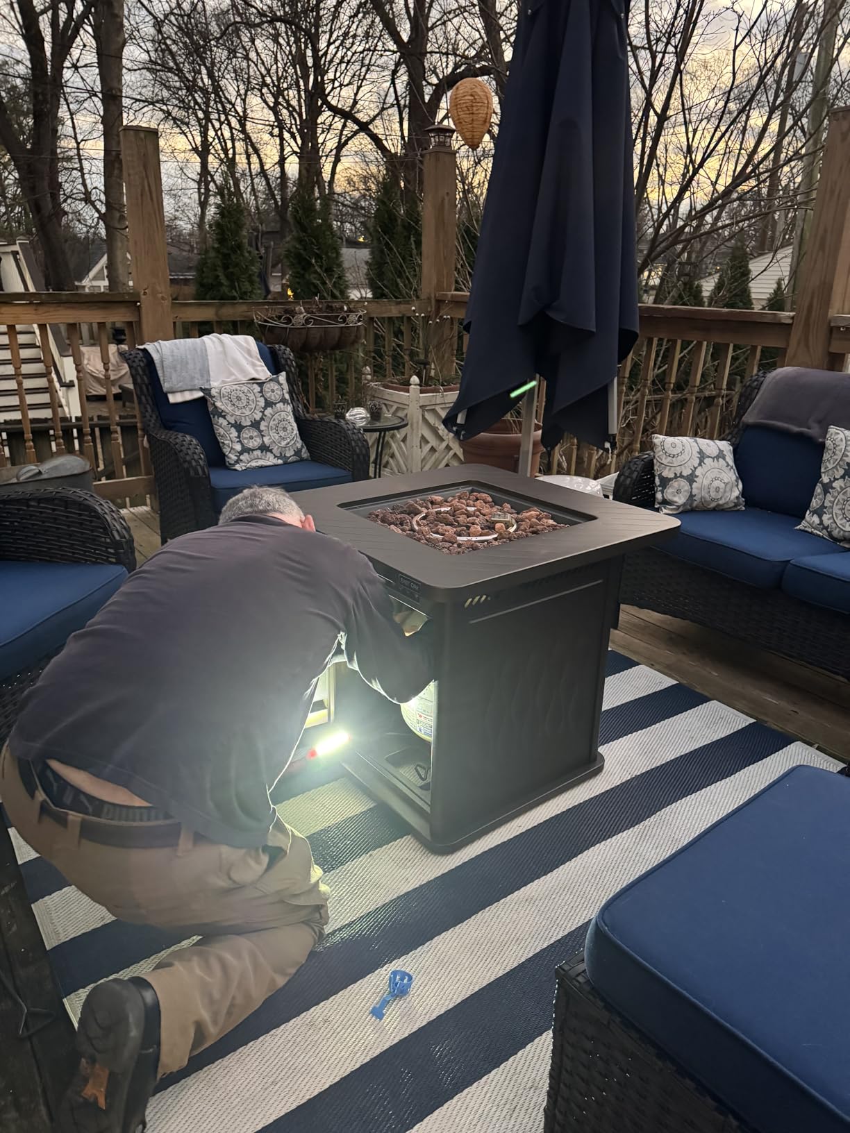 East Oak 28” Outdoor Propane Fire Pit Table | 52,000 BTU Gas Fire Pit for 2-4 People with Space-Saving Hock Lid, Mesh Pocket & Lava Rocks | CSA Certified Safe for Patio, Deck, Backyard, Black customer photo 2