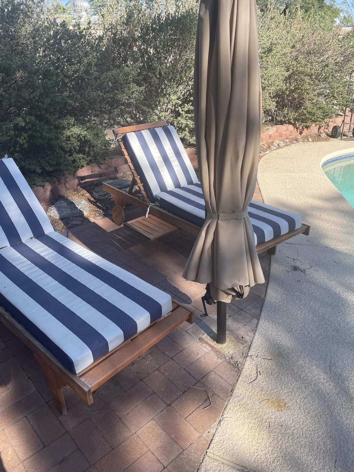 HOMSHADE 10ft Cantilever Patio Umbrella with Base Included, 30 MPH Wind-Resistant Offset Outdoor Hanging Umbrella with 45 Degree Infinite Tilt and Smooth Crank, 260gsm Solution-Dyed 8-Year Fade-Resistant Canopy for Backyard Pool Deck, Beige customer photo 1