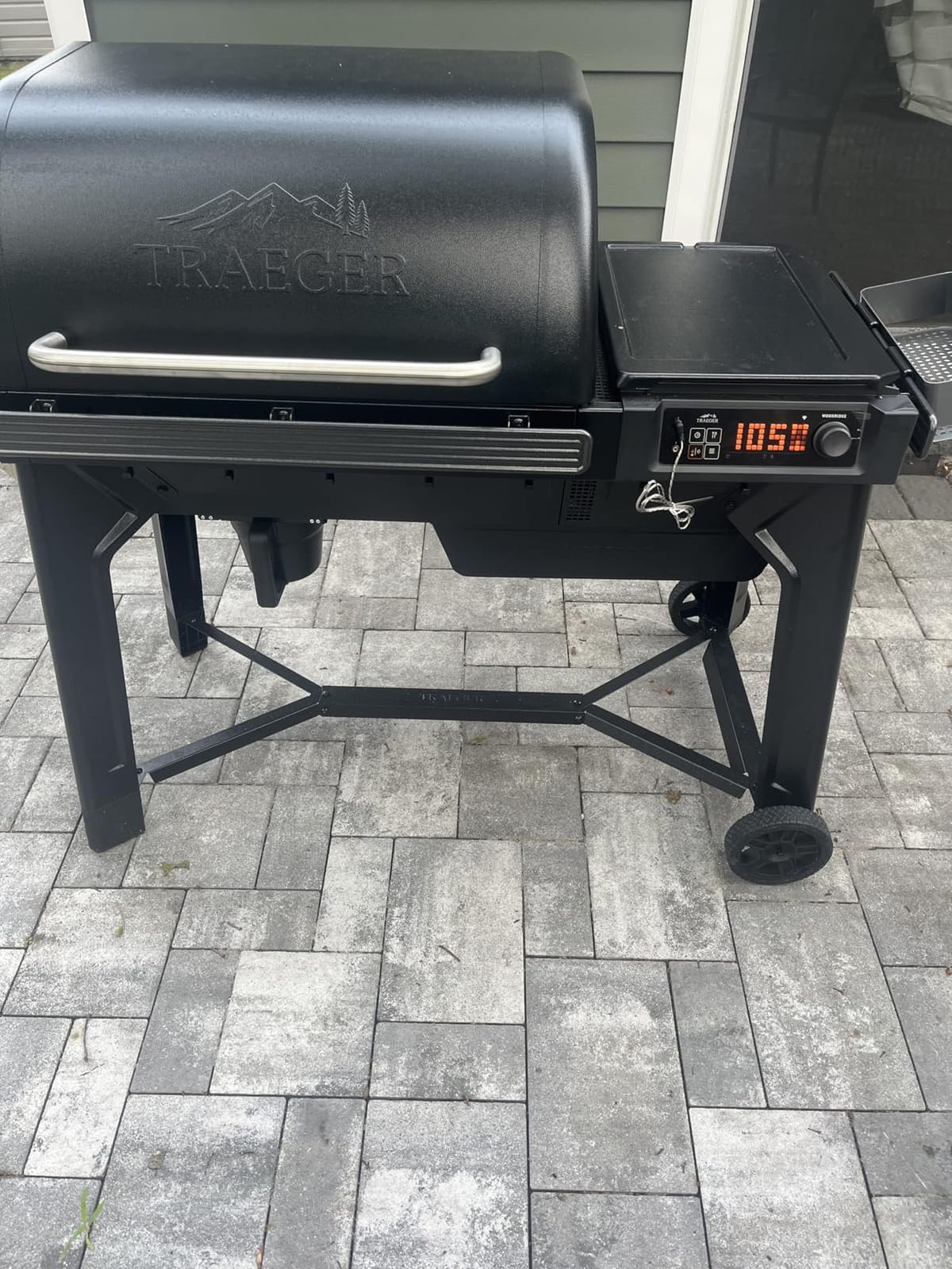 Traeger Woodridge Wood Pellet Grill & Smoker, 860 Sq In, WiFi | 500°F max temp, 6-in-1 versatility - grill, smoke, bake, roast, braise & BBQ with WiFIRE app control customer photo 1