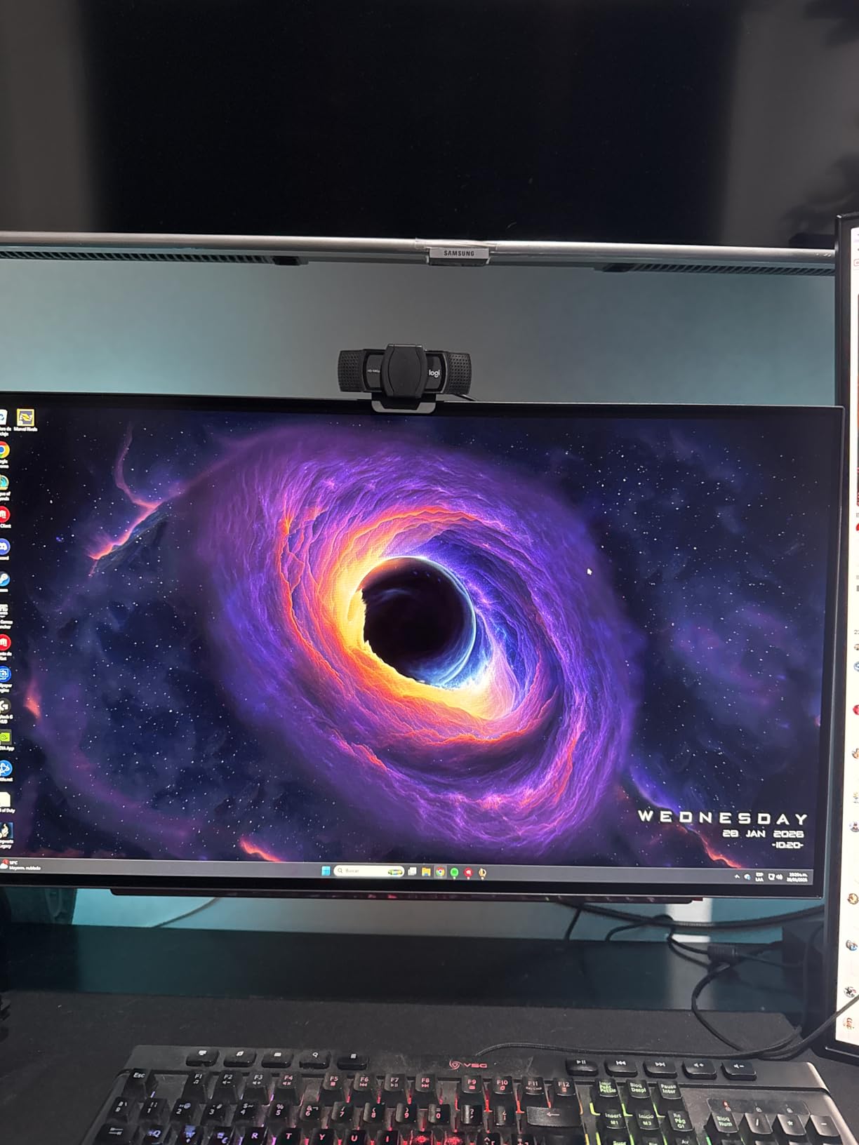 LG 32GX870A-B 32-inch Ultragear 4K UHD (3840 x 2160) OLED Gaming Monitor, Dual-Mode, 240Hz, 0.03ms, NVIDIA, AMD FreeSync Premium Pro, USB Type-C, DP2.1 customer photo 1