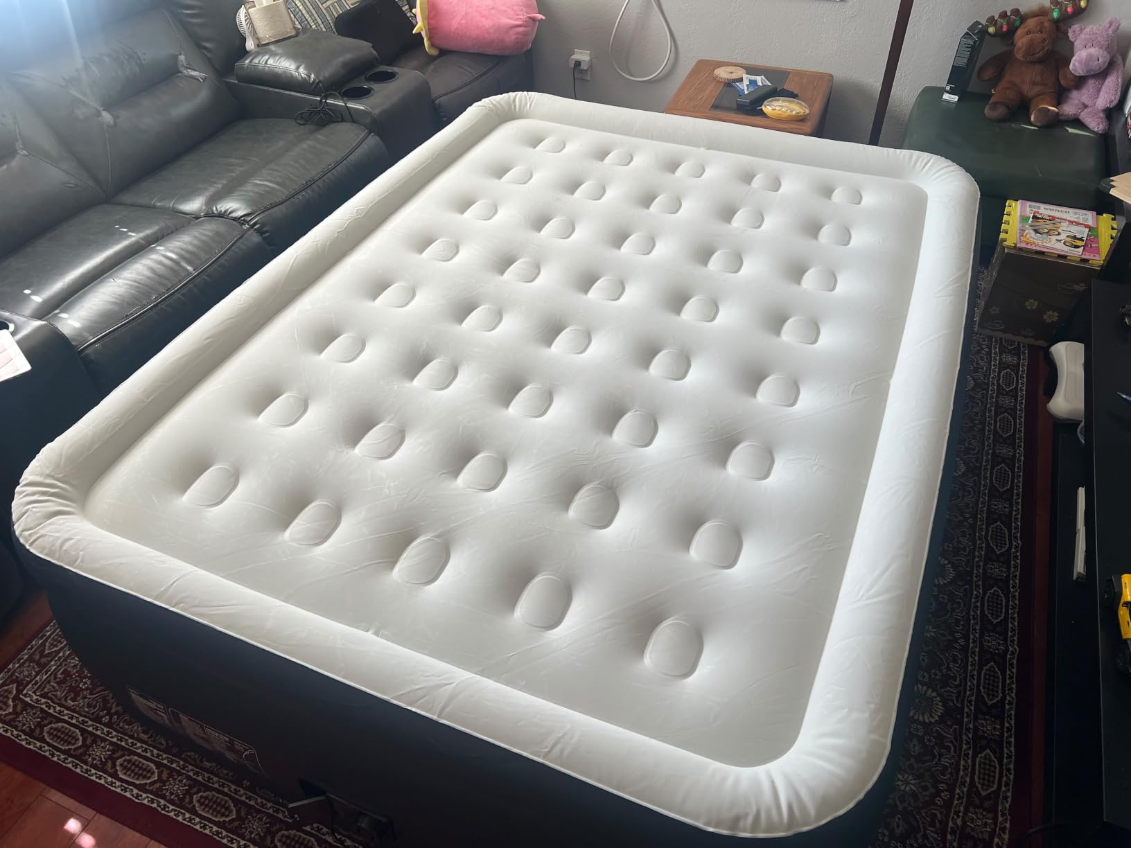 Amazon Basics Inflatable Air Mattress with Built-in Electric Pump, Queen Size, 22-Inch Height, for Camping or Travel customer photo 1