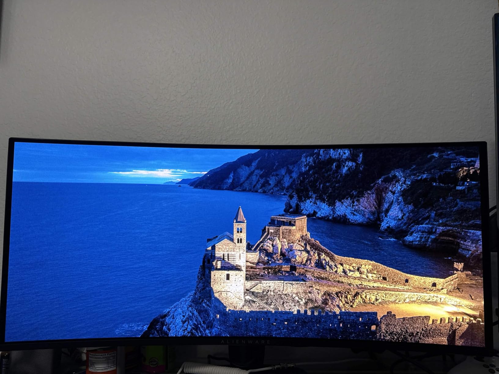 Alienware 34 240Hz QD-OLED Curved Gaming Monitor - AW3425DW - 34.2-inch WQHD 0.03ms Display, 1800R Curve, AMD FreeSync Premium Pro, VESA AdaptiveSync, DisplayHDR TrueBlack 400 customer photo 1