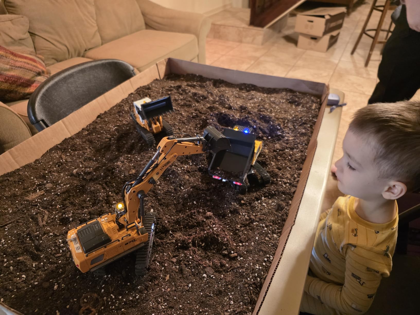 KidsFaves Pro-Grade Remote Control Excavator for Adult Metal Micro-Scale RC Construction Model with Leadscrew Digging System, Dual Battery Includes Portable Carry Case customer photo 2