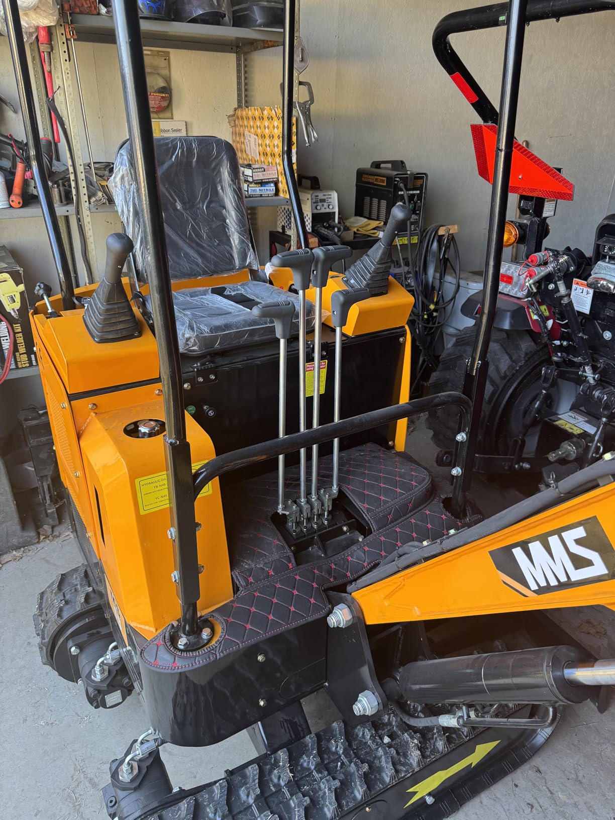 MMS15 1.5 Ton Mini Excavator 13.5 HP Gas Engine with Side Swing Boom, Hydraulic Thumb Clamp, Digger Machine for Backyard Landscaping Garden Path Tight Spaces Construction, Unloading Included customer photo 1
