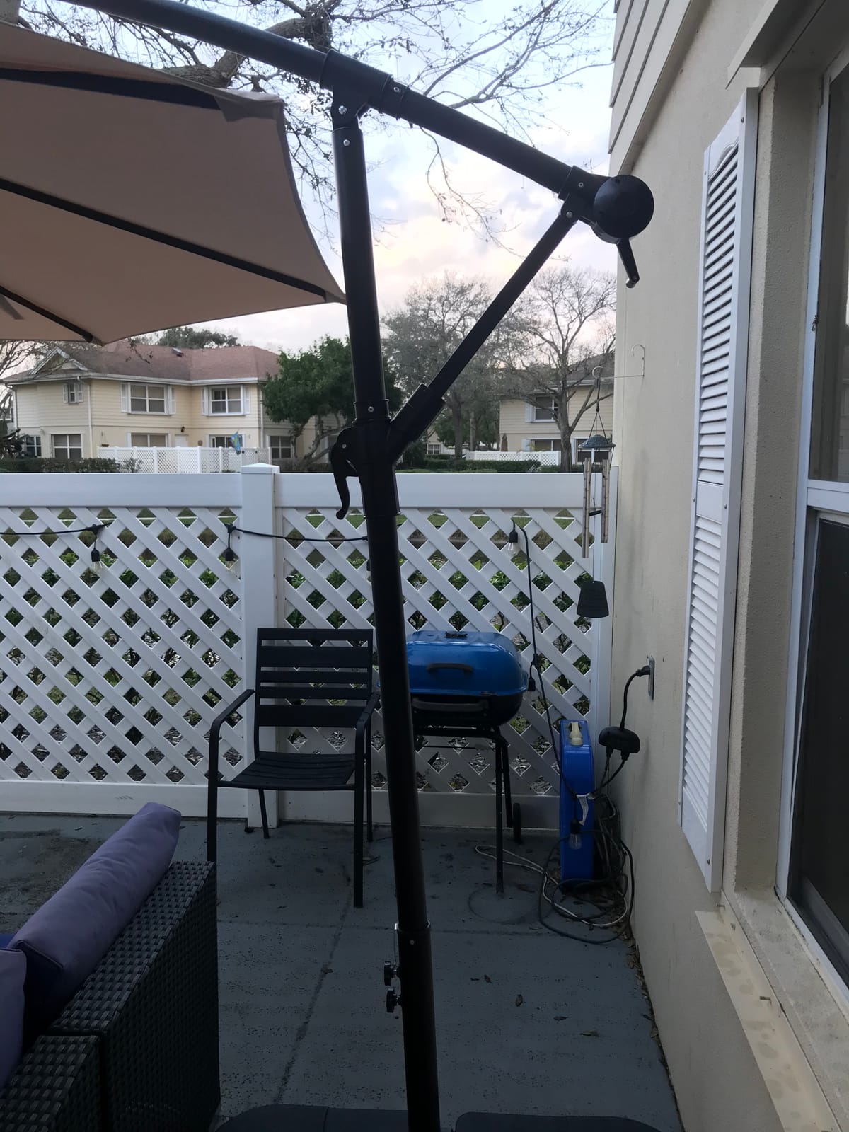 wikiwiki 10ft Solar LED Offset Patio Umbrella, Outdoor Cantilever Patio Umbrellas with Solar Lights for Backyard, Poolside and Garden, Easy Tilt Adjustment, 32 LED Lights & Polyester Shade, Dark Gray customer photo 2