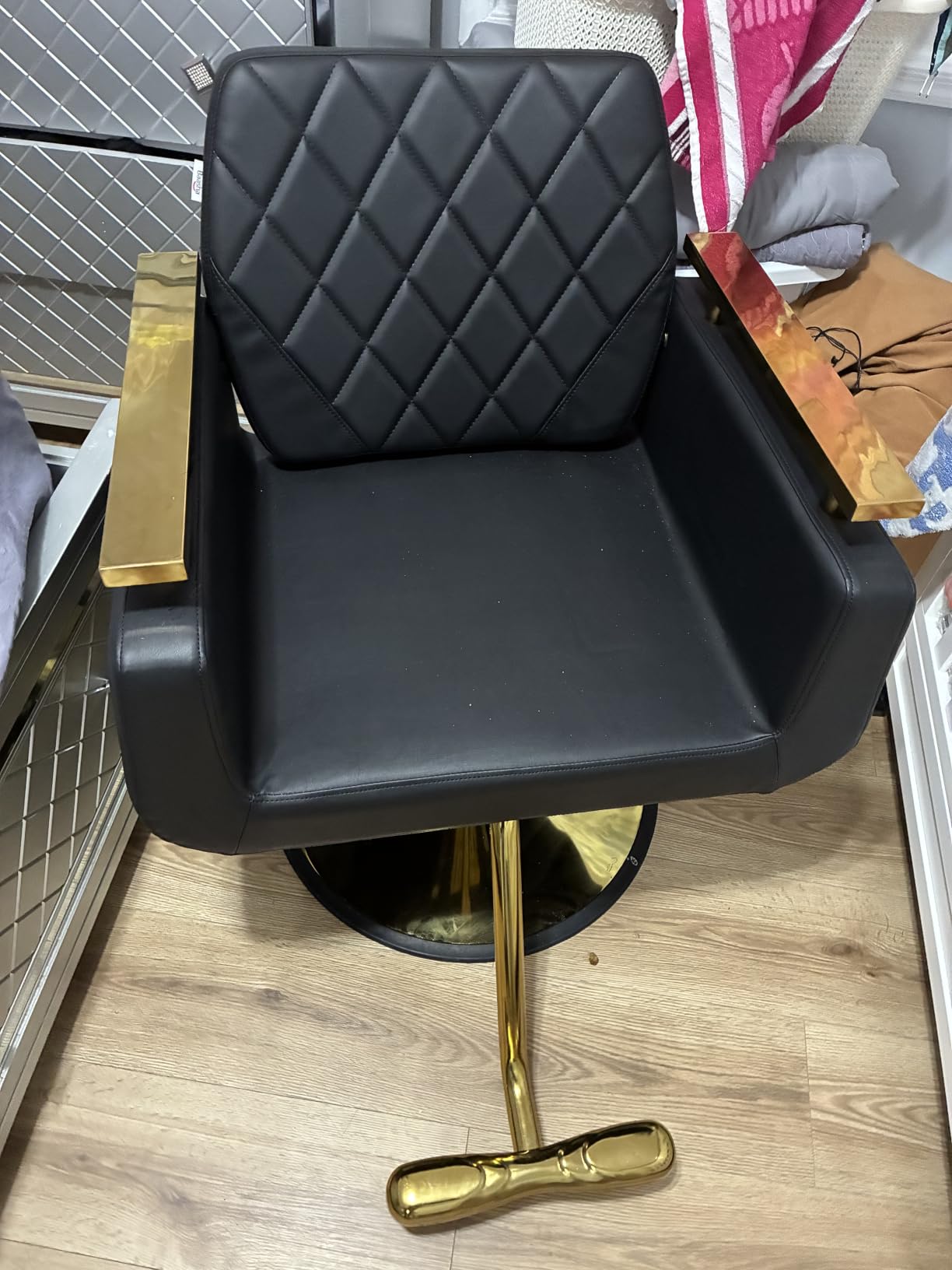 Baasha Professional Salon Chair for Hair Stylist, All Black Heavy Duty Hydraulic Barber Equipment with 330lbs Capacity, 580mm Large Base 360° Swivel Memory Foam Beauty Hair Styling Chairs customer photo 1