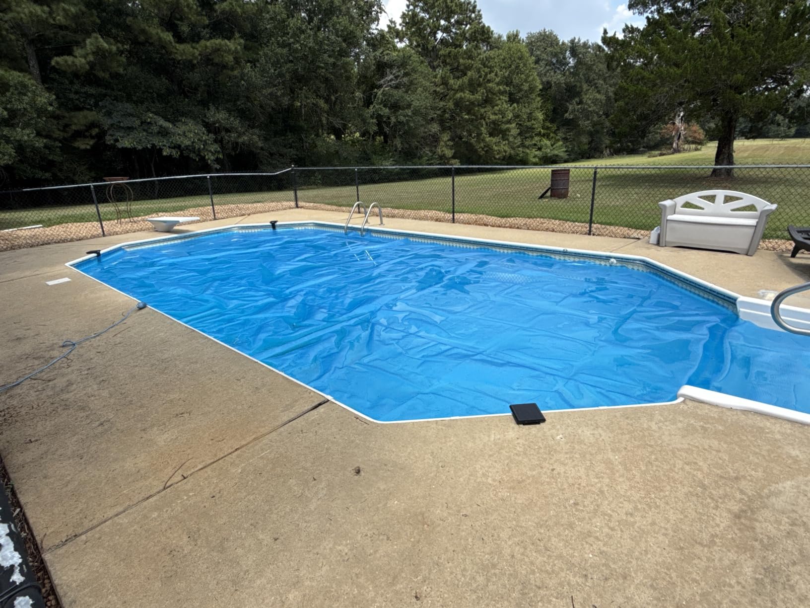 VEVOR Solar Pool Cover 32 x 16 ft 16 Mil Pool Bubble Cover Blue & Black customer photo 1