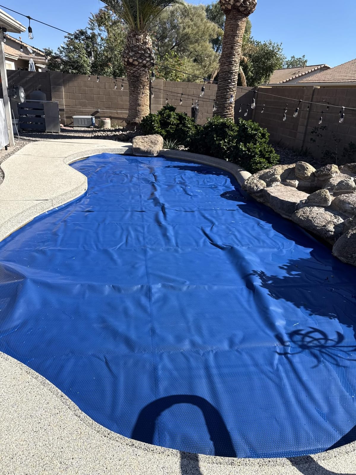 VEVOR Solar Pool Cover 32 x 16 ft 16 Mil Pool Bubble Cover Blue & Black customer photo 2