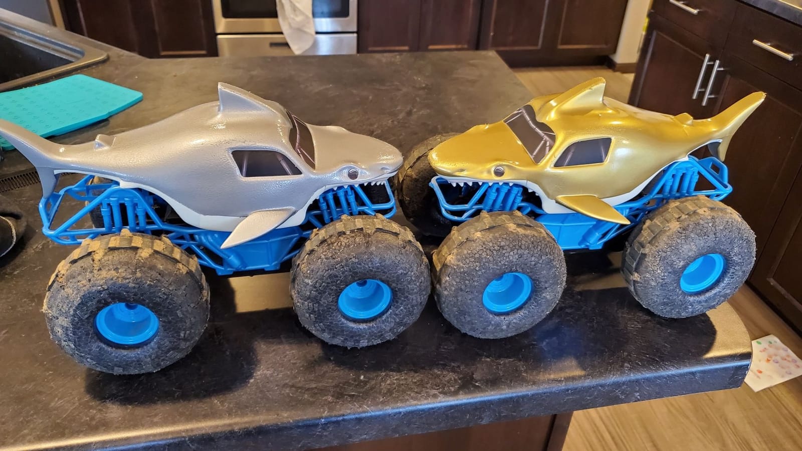 Monster Jam Chomping Megalodon RC Toy Monster Truck, 1:15 Scale customer photo 1