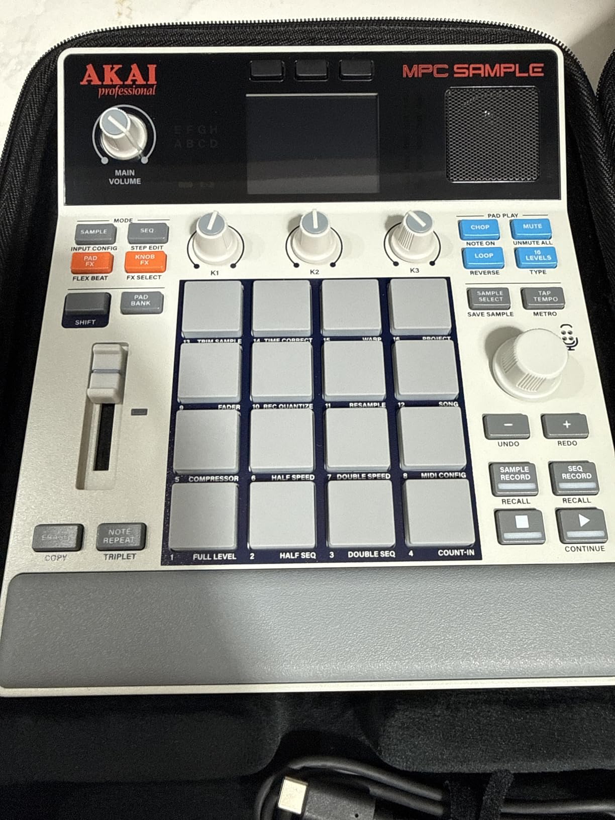 Akai Professional MPC Sample Portable Sampler | Standalone, Rechargeable Battery, USB-C, Speaker, Microphone, for Sampling, Sequencing and Music Production customer photo 2